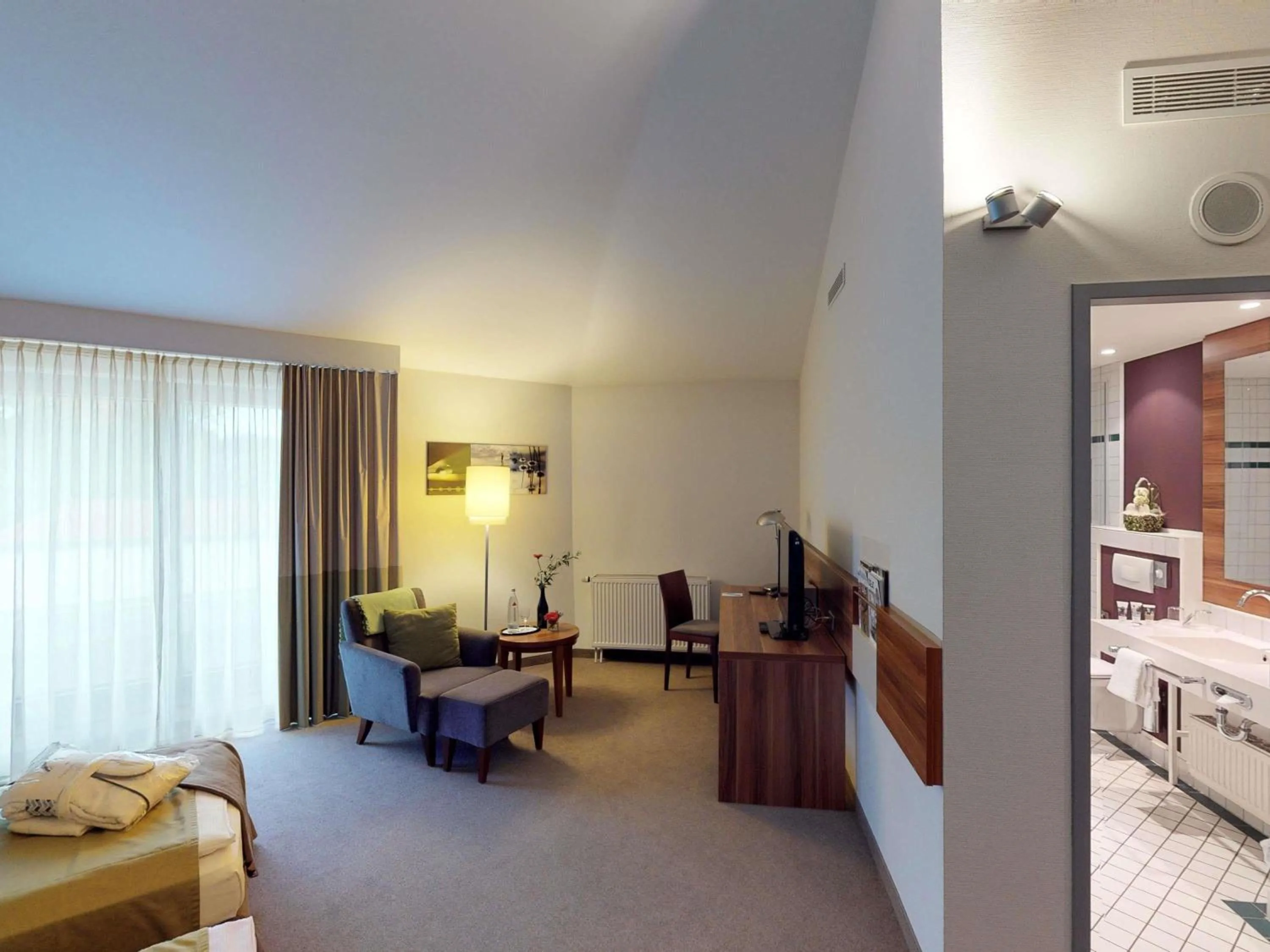 Bedroom, Bed in Mercure Tagungs- & Landhotel Krefeld