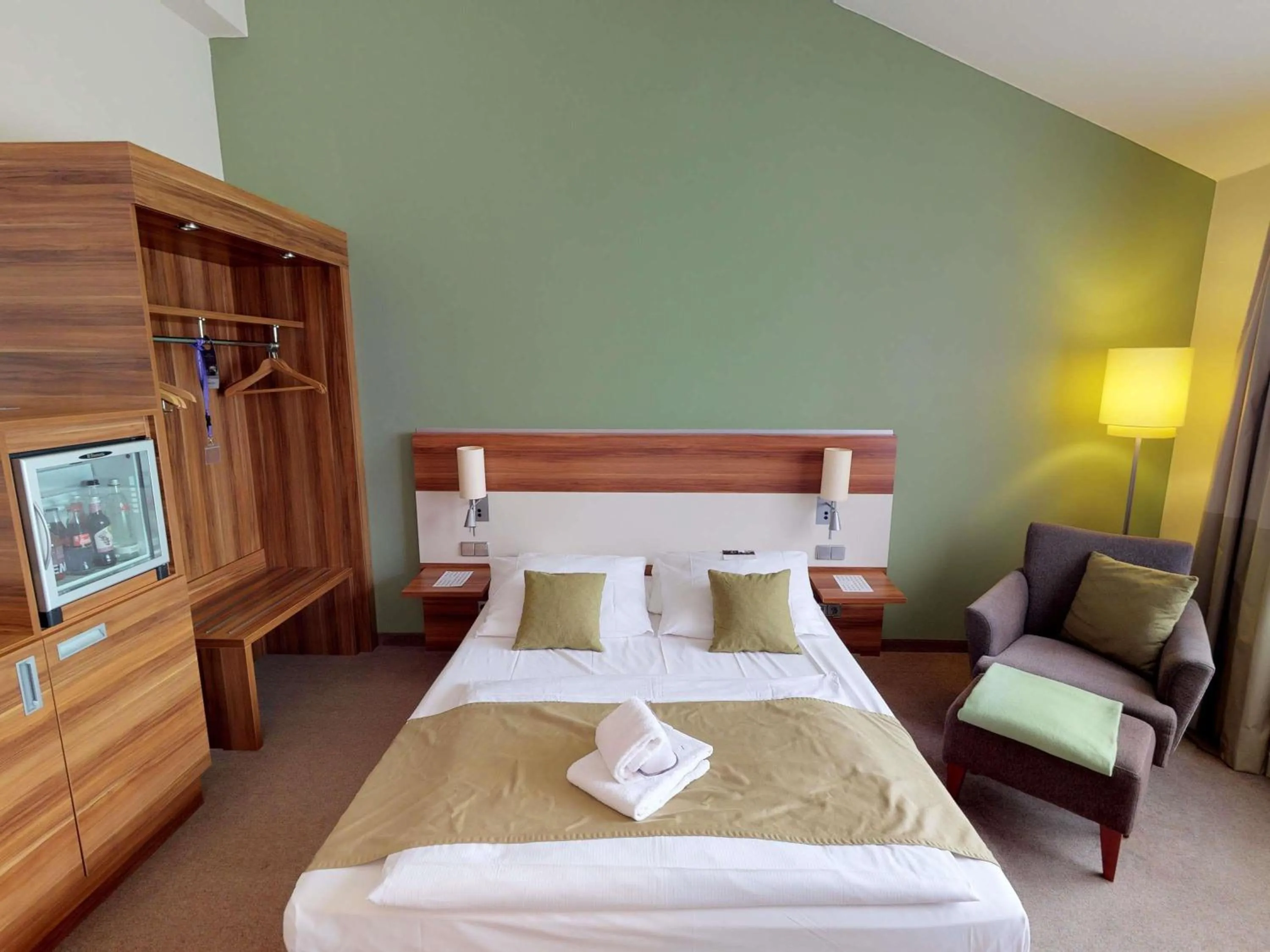 Bedroom, Bed in Mercure Tagungs- & Landhotel Krefeld