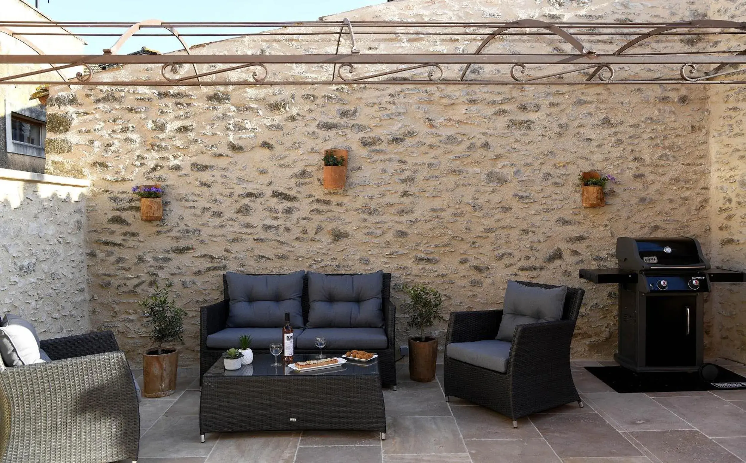 Property building in Bastide des Demoiselles Property building in Bastide des Demoiselles