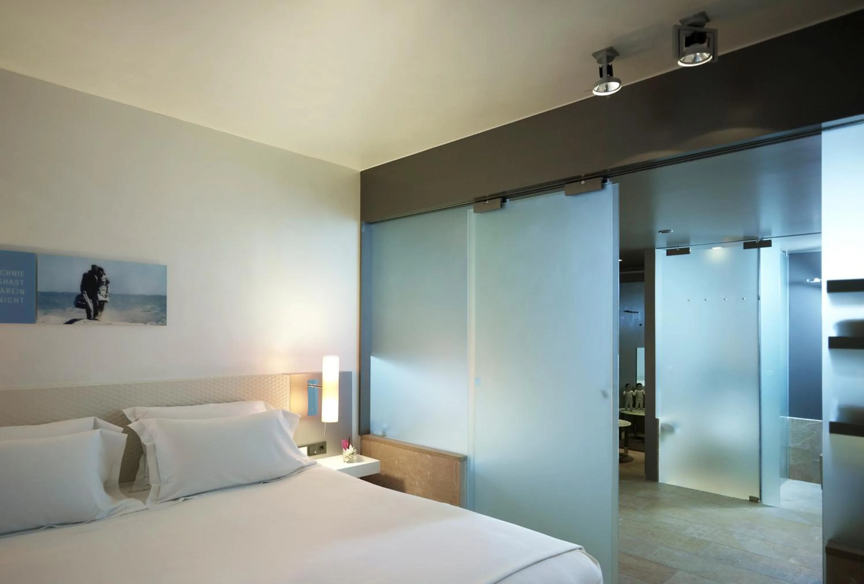 Bed in Sofitel Munich Bayerpost