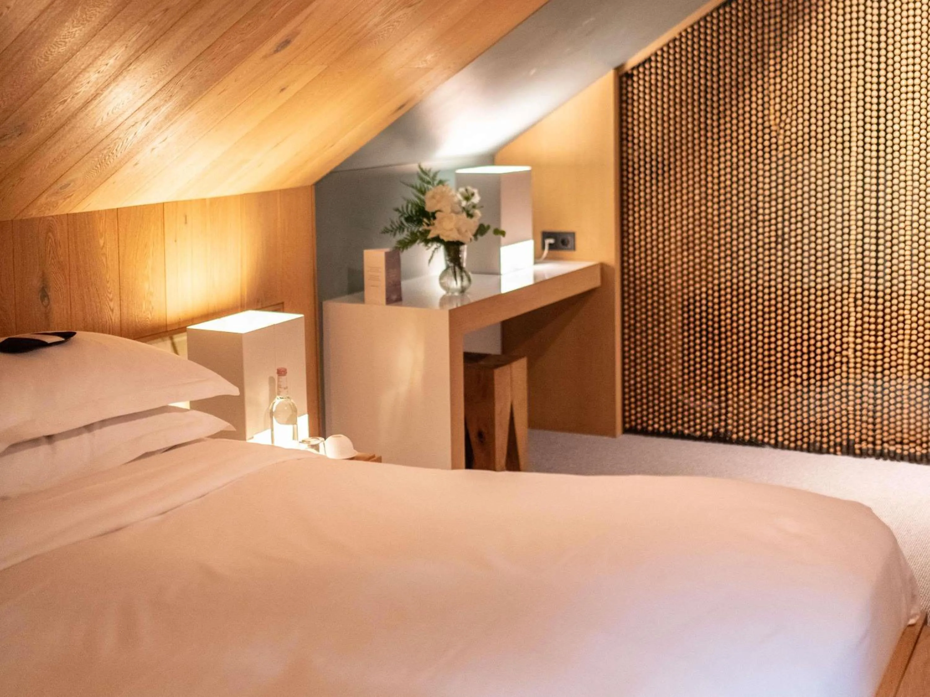 Property building, Bed in Sofitel Munich Bayerpost