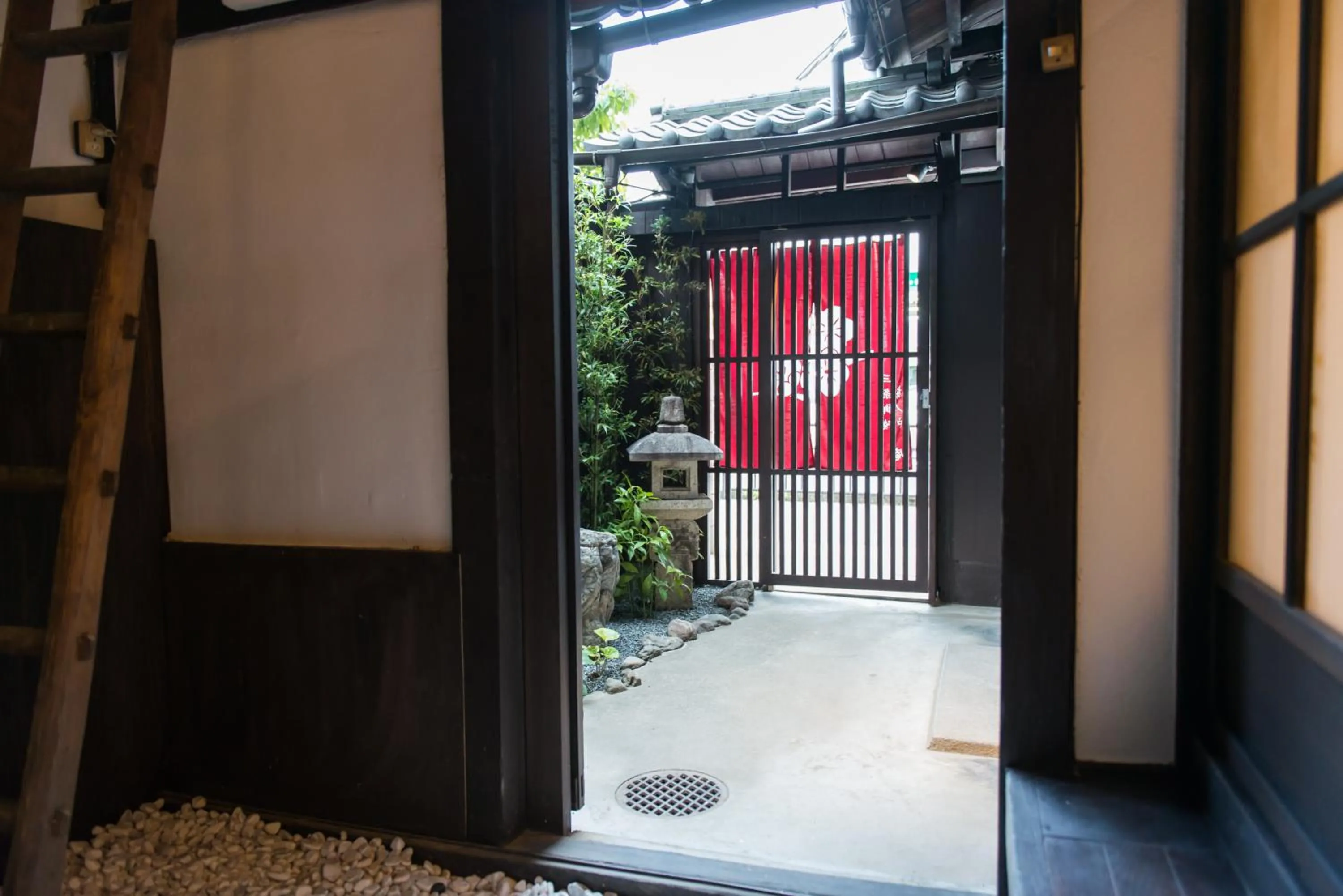 Facade/entrance in Sanjyomisasagi Umenotoan