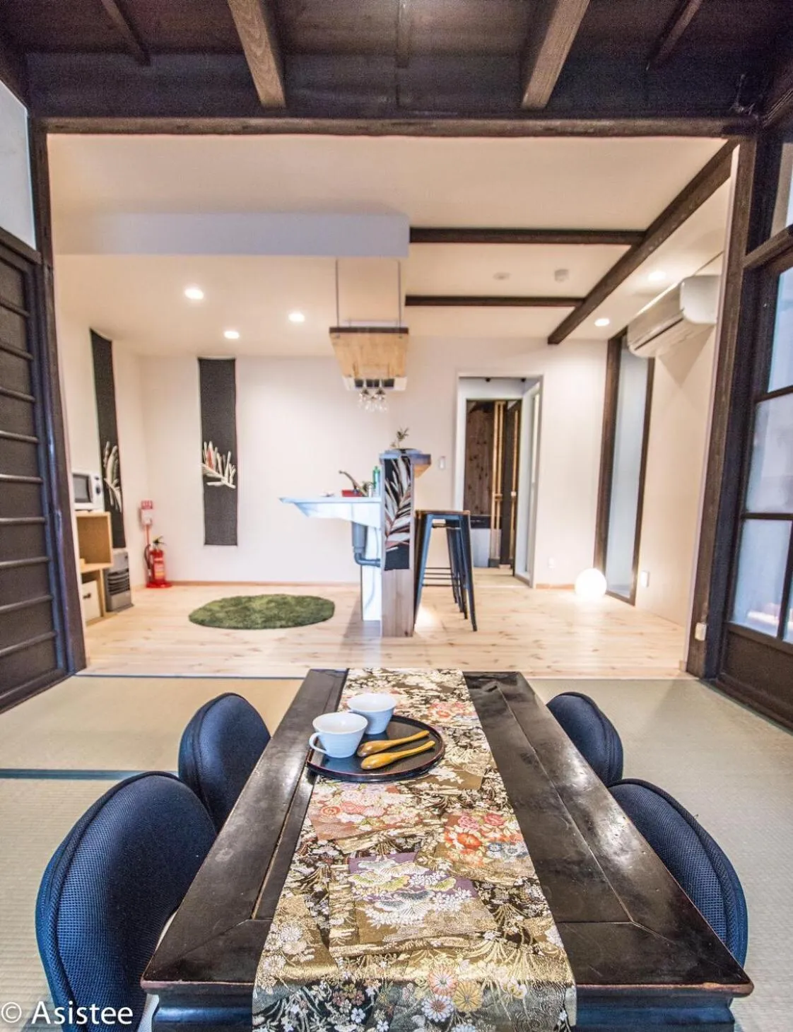 Seating area in Sanjyomisasagi Umenotoan