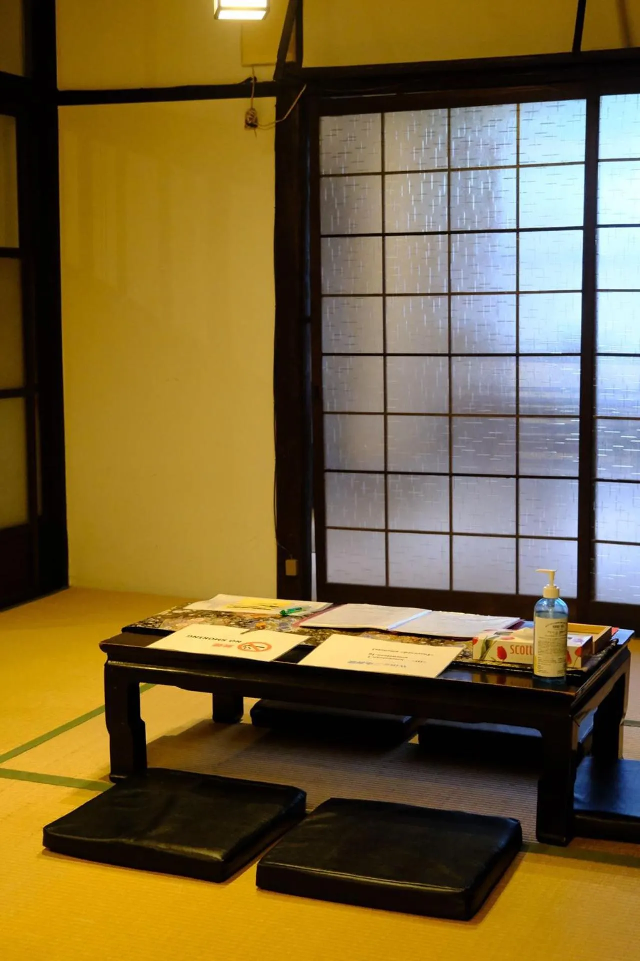 Communal lounge/ TV room in Sanjyomisasagi Umenotoan