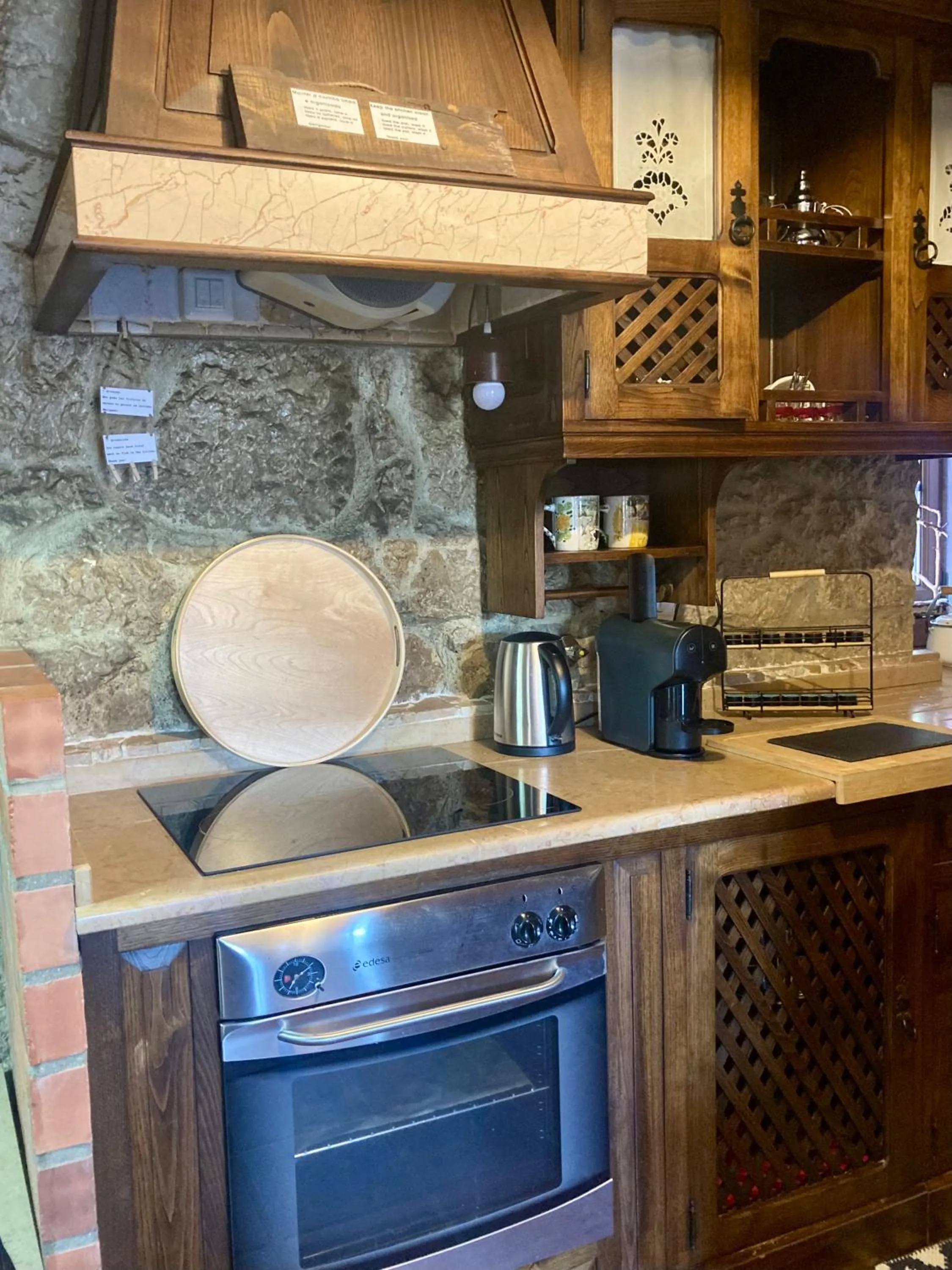 Communal kitchen in Refúgio das Artes Guesthouse