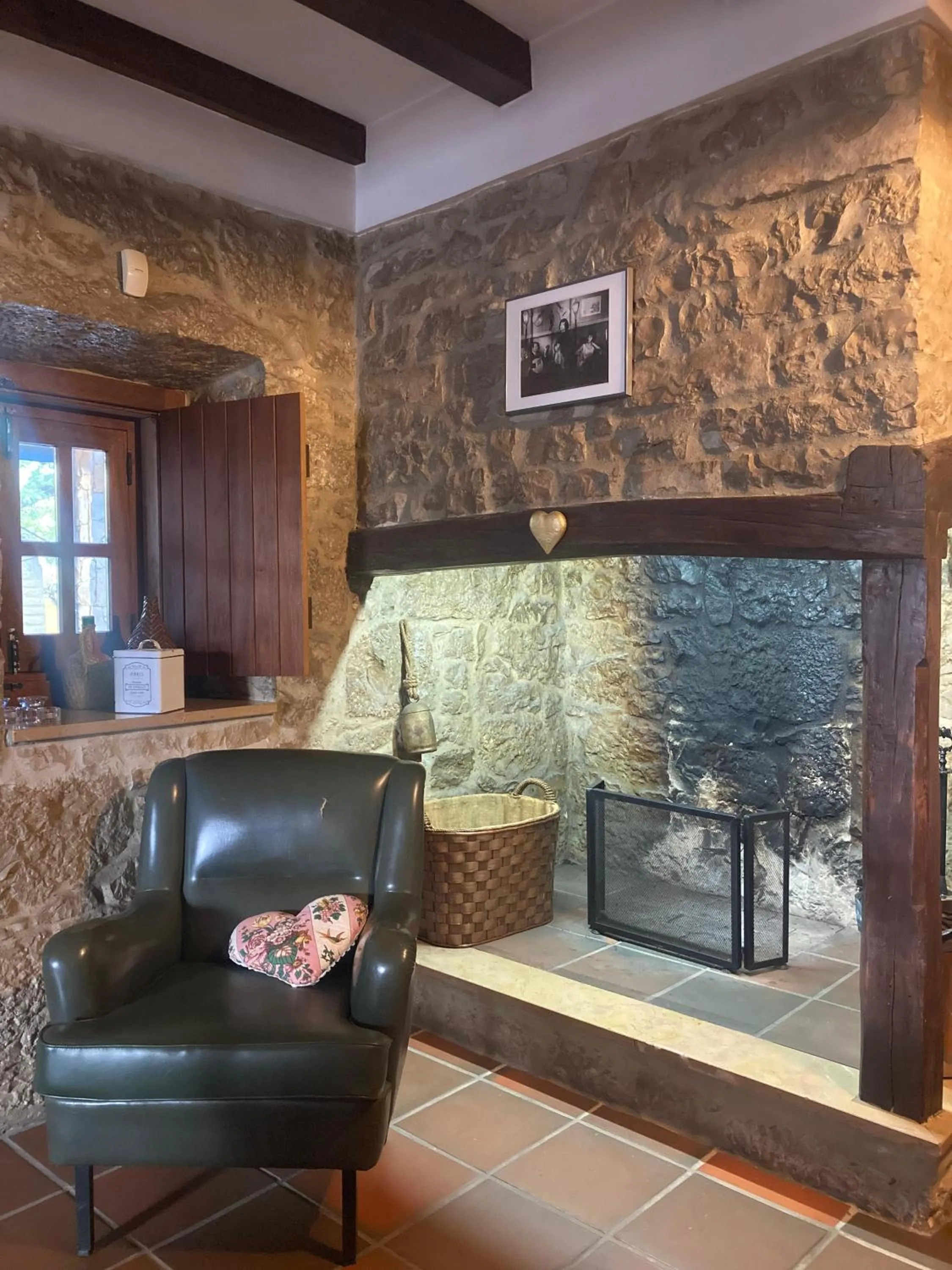 Communal lounge/ TV room in Refúgio das Artes Guesthouse