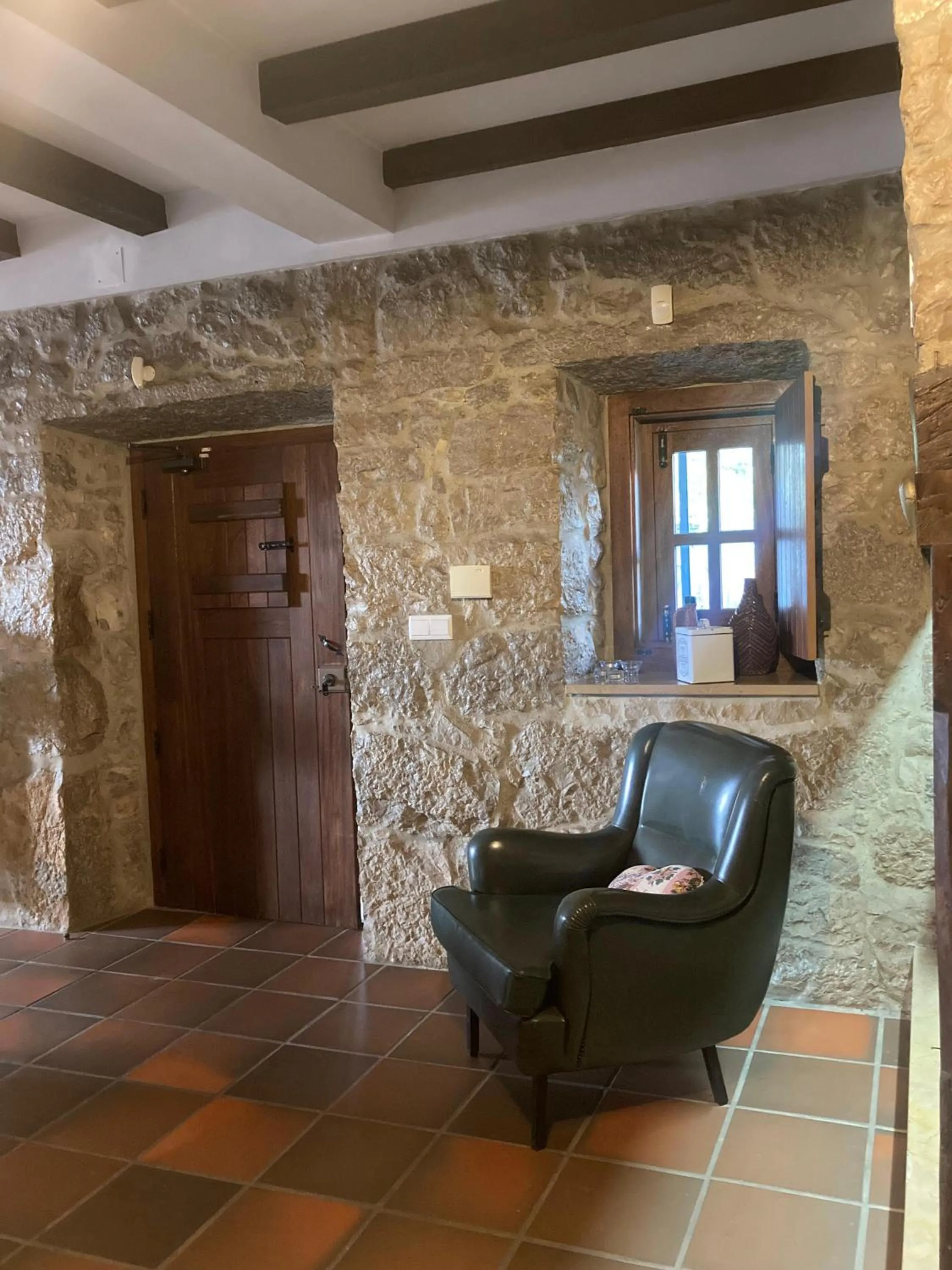 Communal lounge/ TV room in Refúgio das Artes Guesthouse