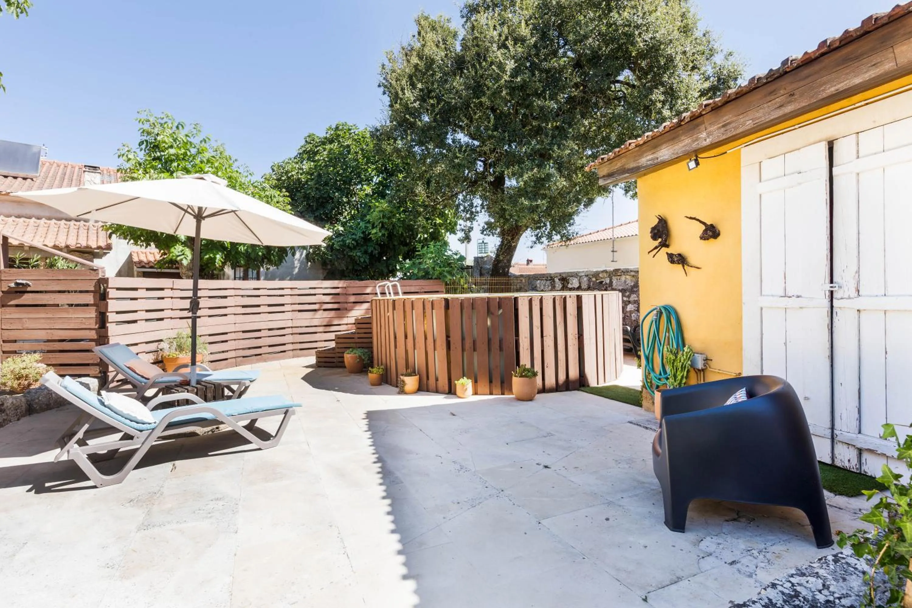 Swimming pool in Refúgio das Artes Guesthouse