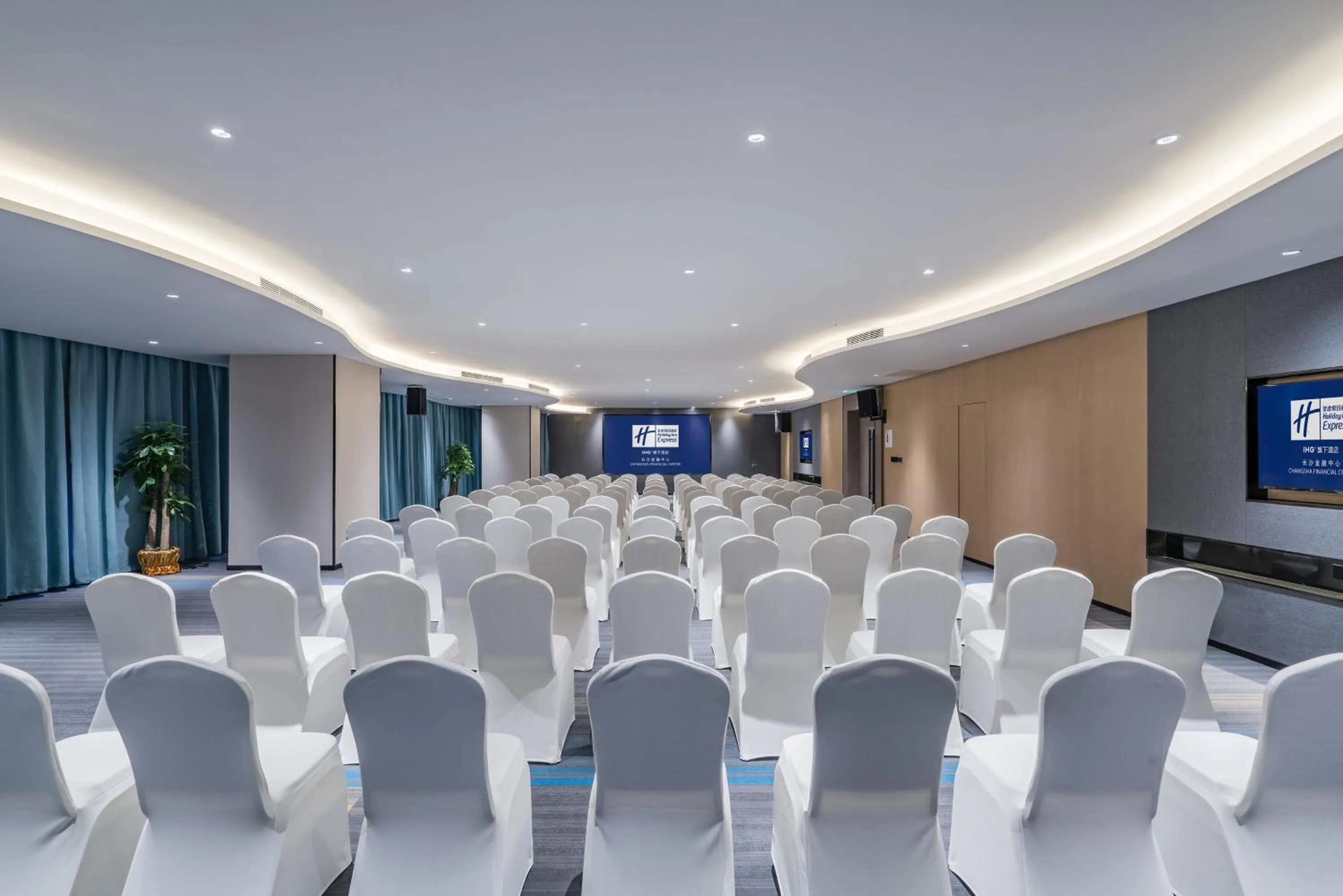 Meeting/conference room in Holiday Inn Express Changsha Wuyi Plaza by IHG