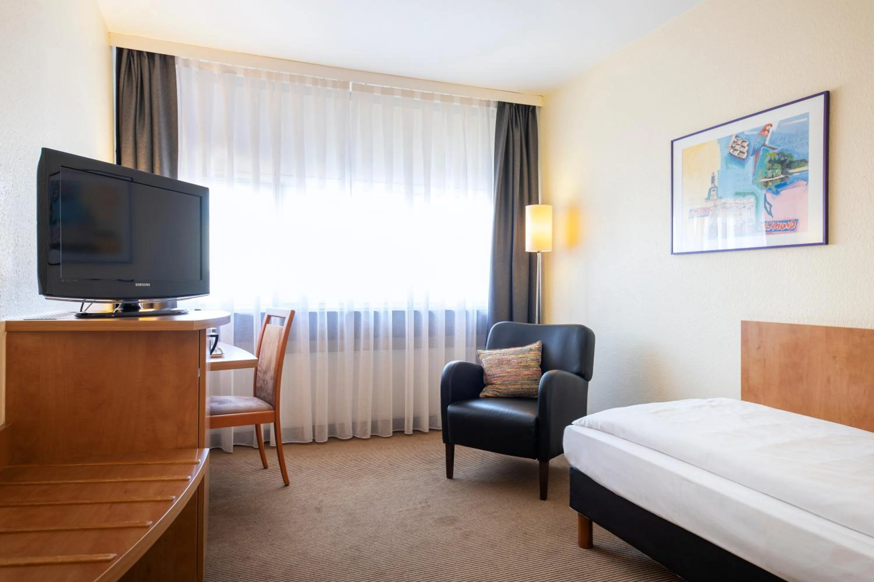 Photo of the whole room, Bed in ACHAT Hotel Braunschweig