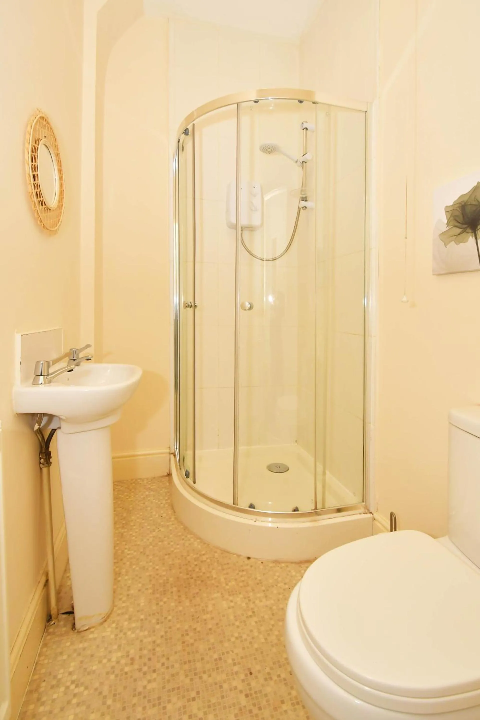 Bathroom in Townhouse @ 178 Ruskin Road Crewe