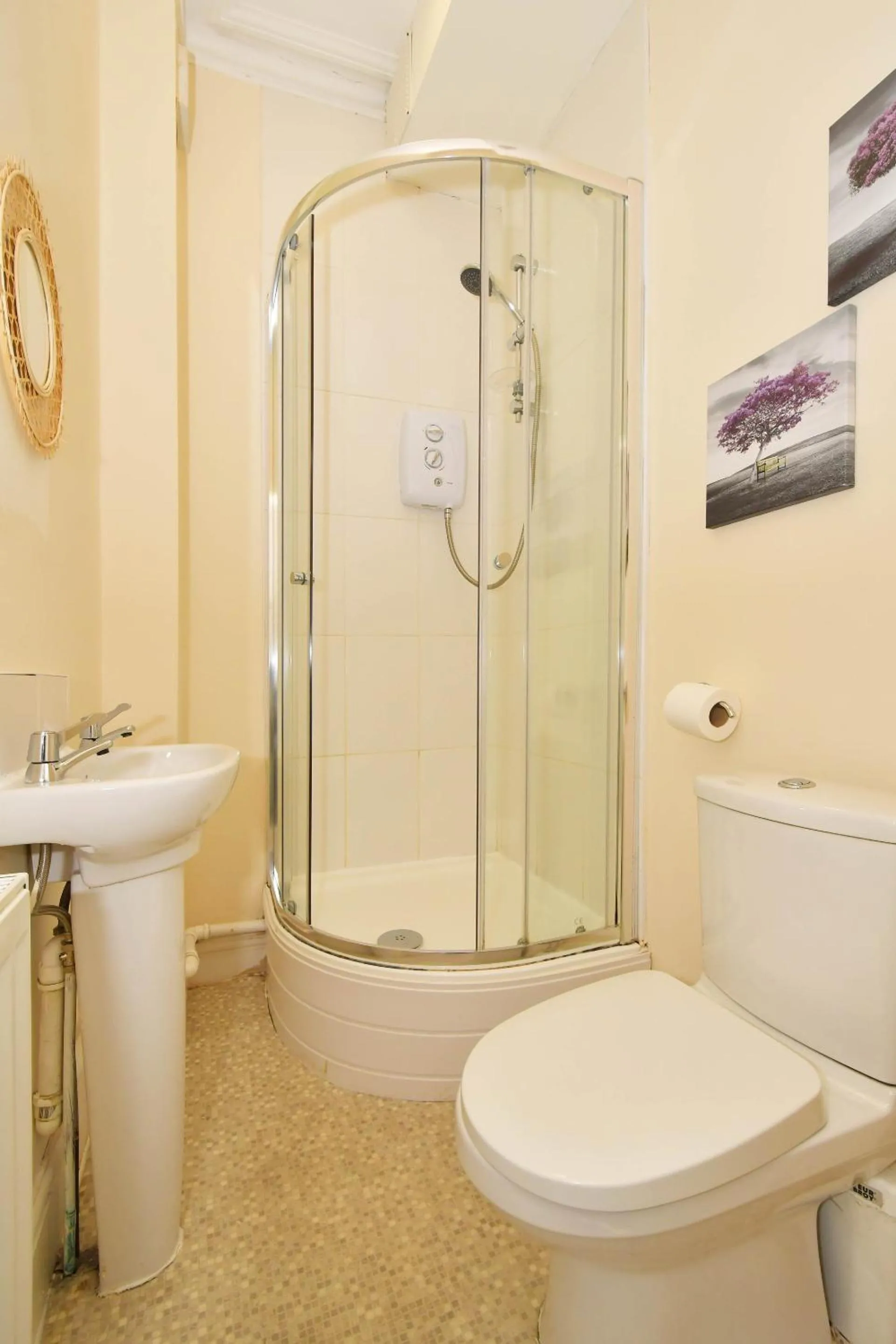 Bathroom in Townhouse @ 178 Ruskin Road Crewe