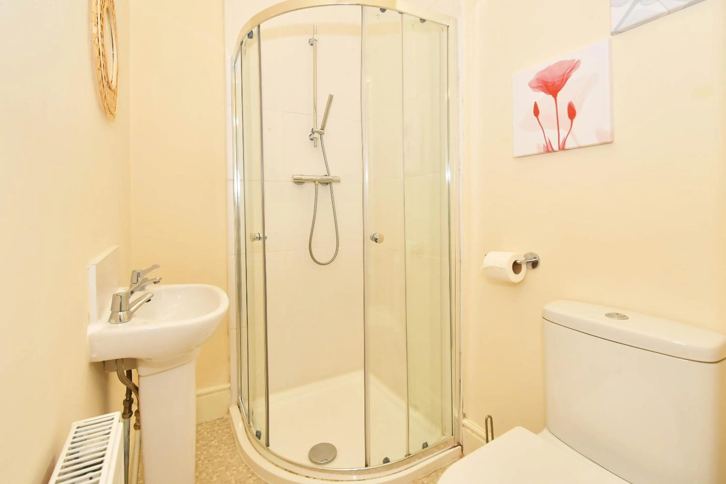 Bathroom in Townhouse @ 178 Ruskin Road Crewe