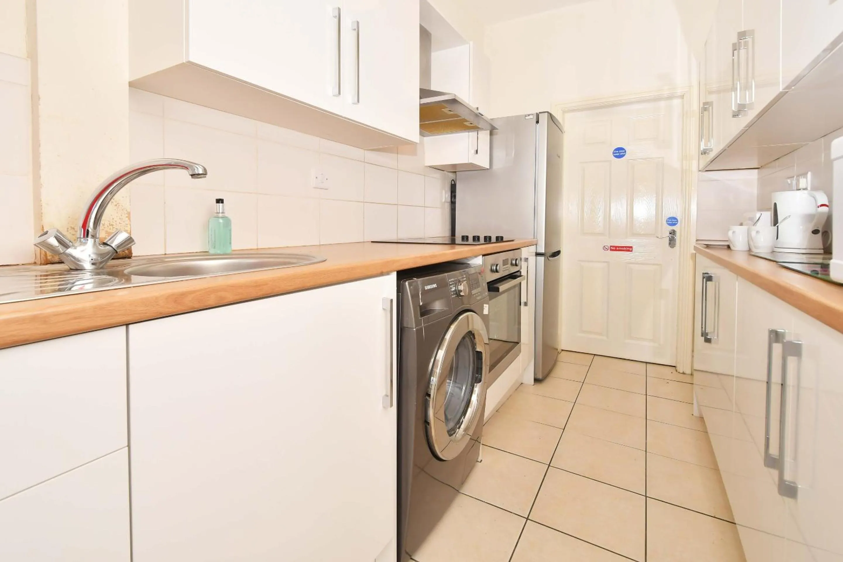 Kitchen or kitchenette in Townhouse @ 178 Ruskin Road Crewe