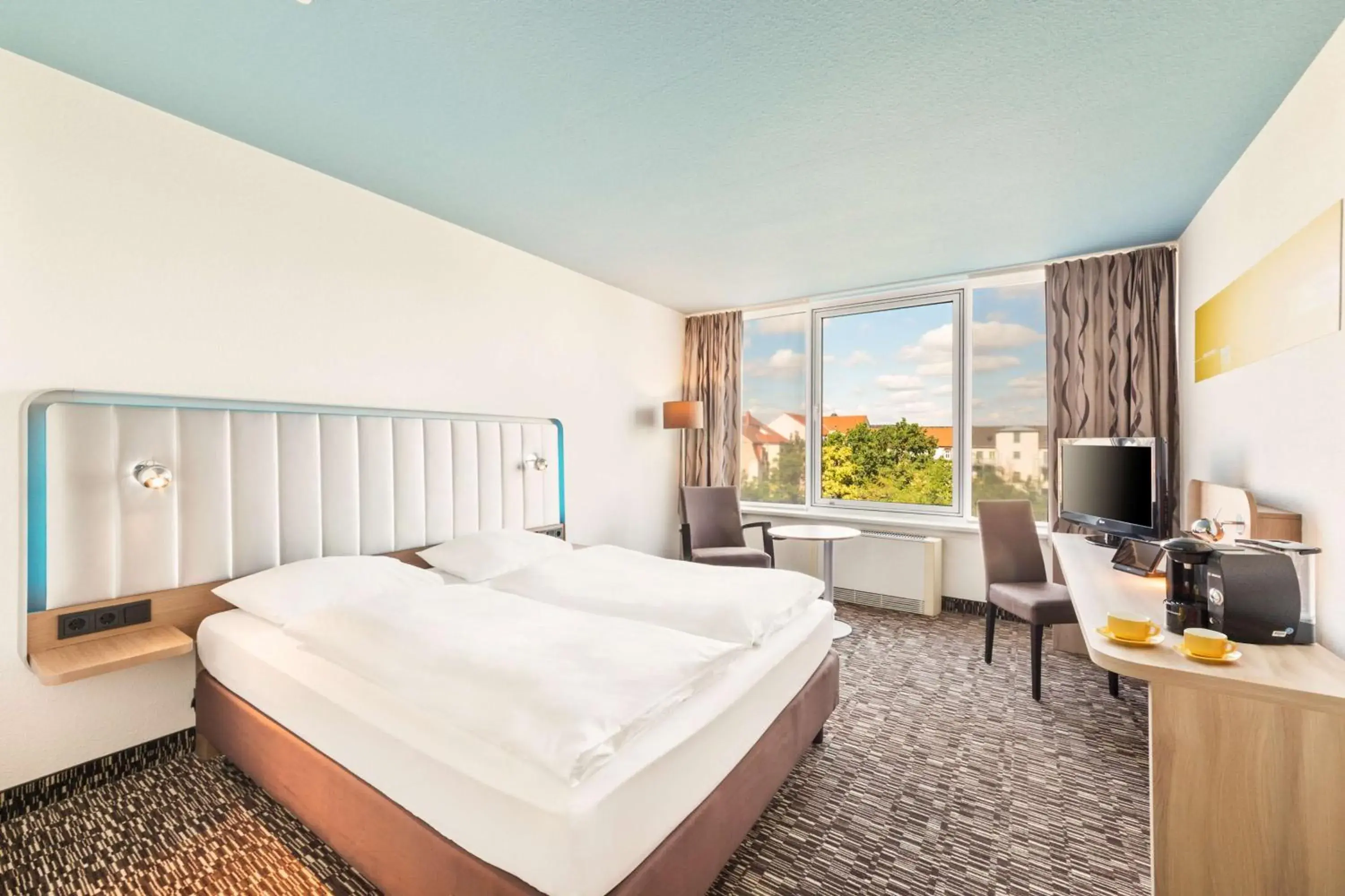 Coffee/tea facilities, Bed in Park Inn by Radisson Dresden Coffee/tea facilities, Bed in Park Inn by Radisson Dresden