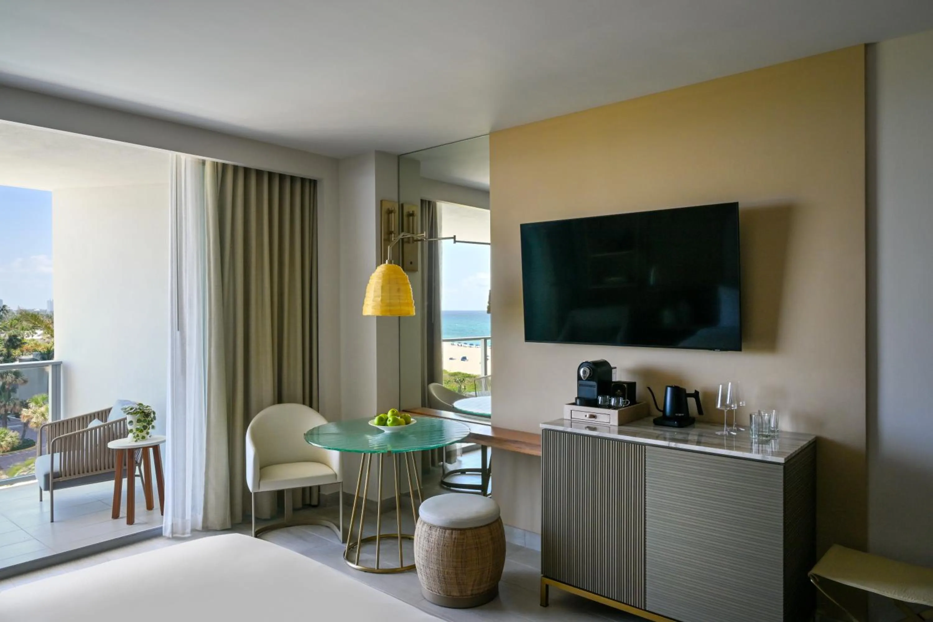 TV and multimedia, Bed in Amrit Ocean Resort & Residences Singer Island