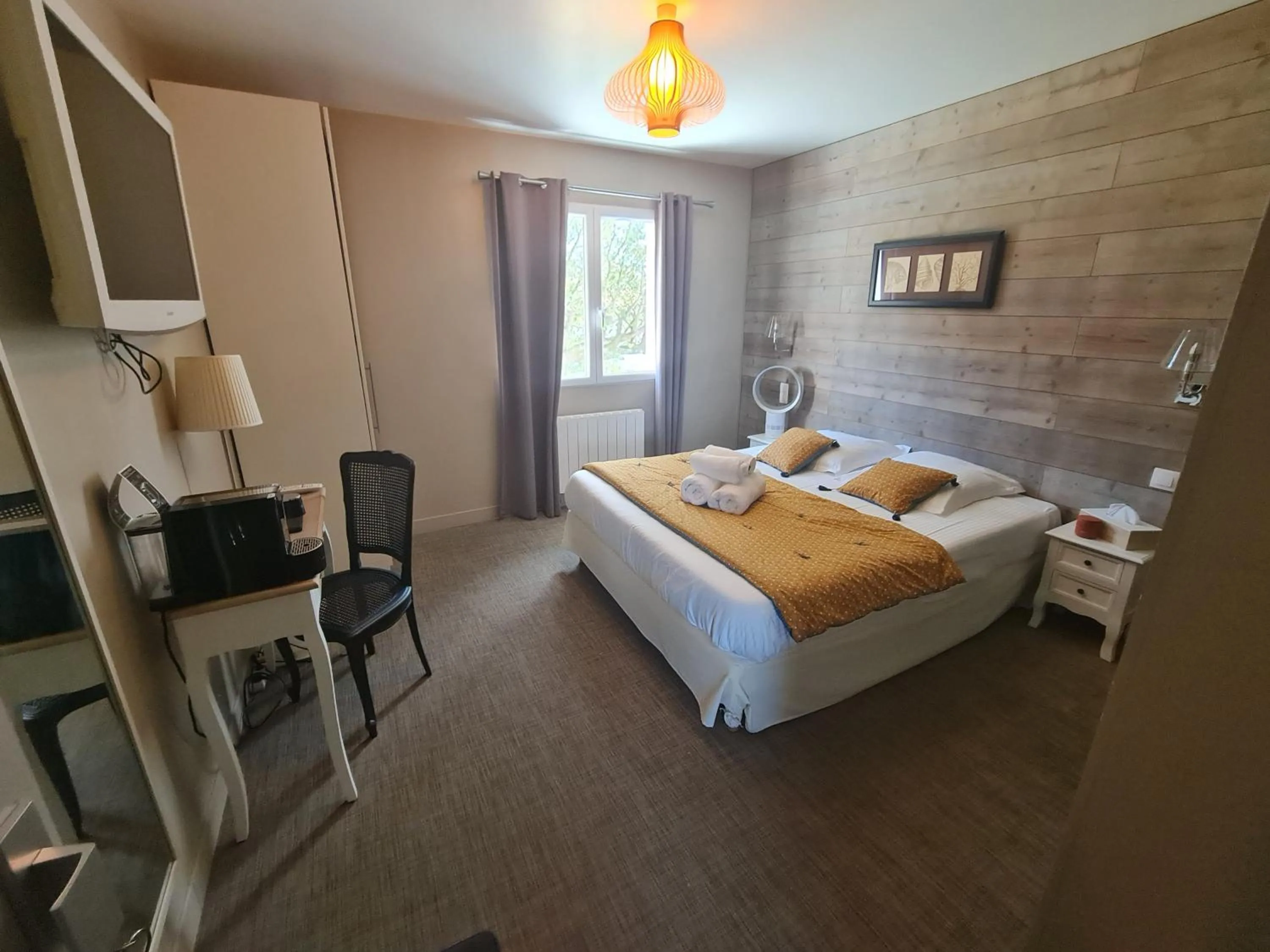Bed in Hôtel Le Sens