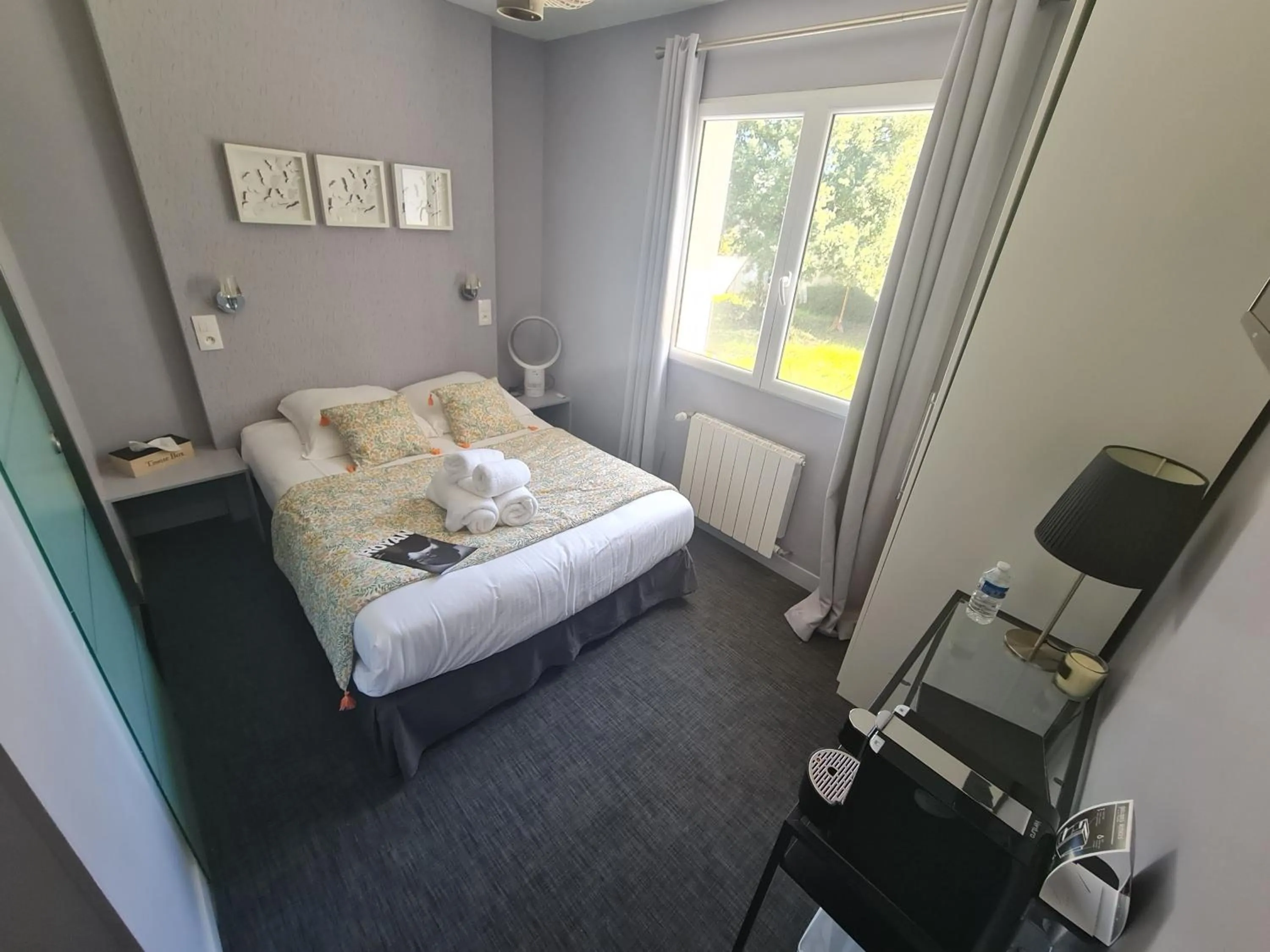 Bed in Hôtel Le Sens