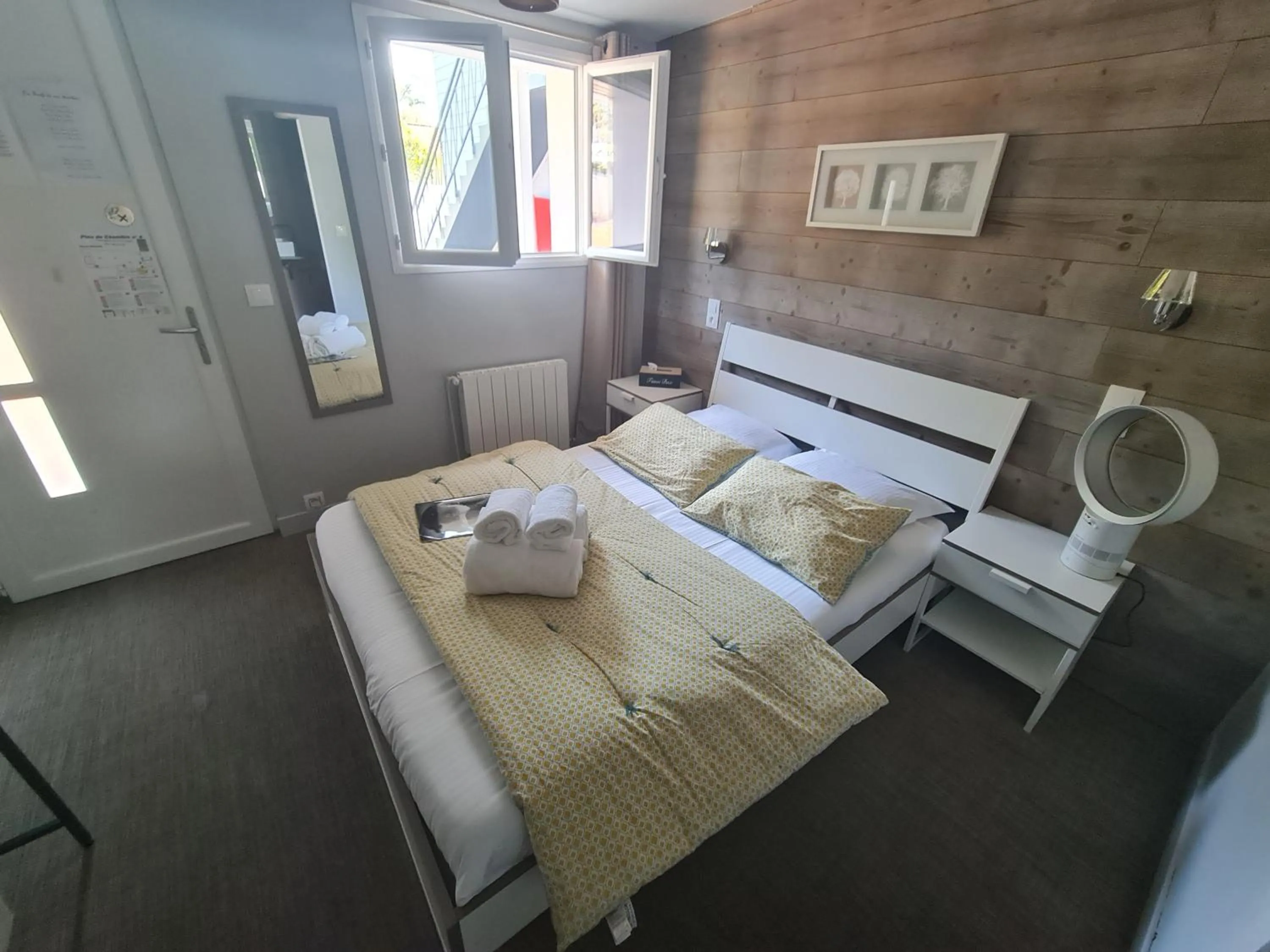 Bed in Hôtel Le Sens