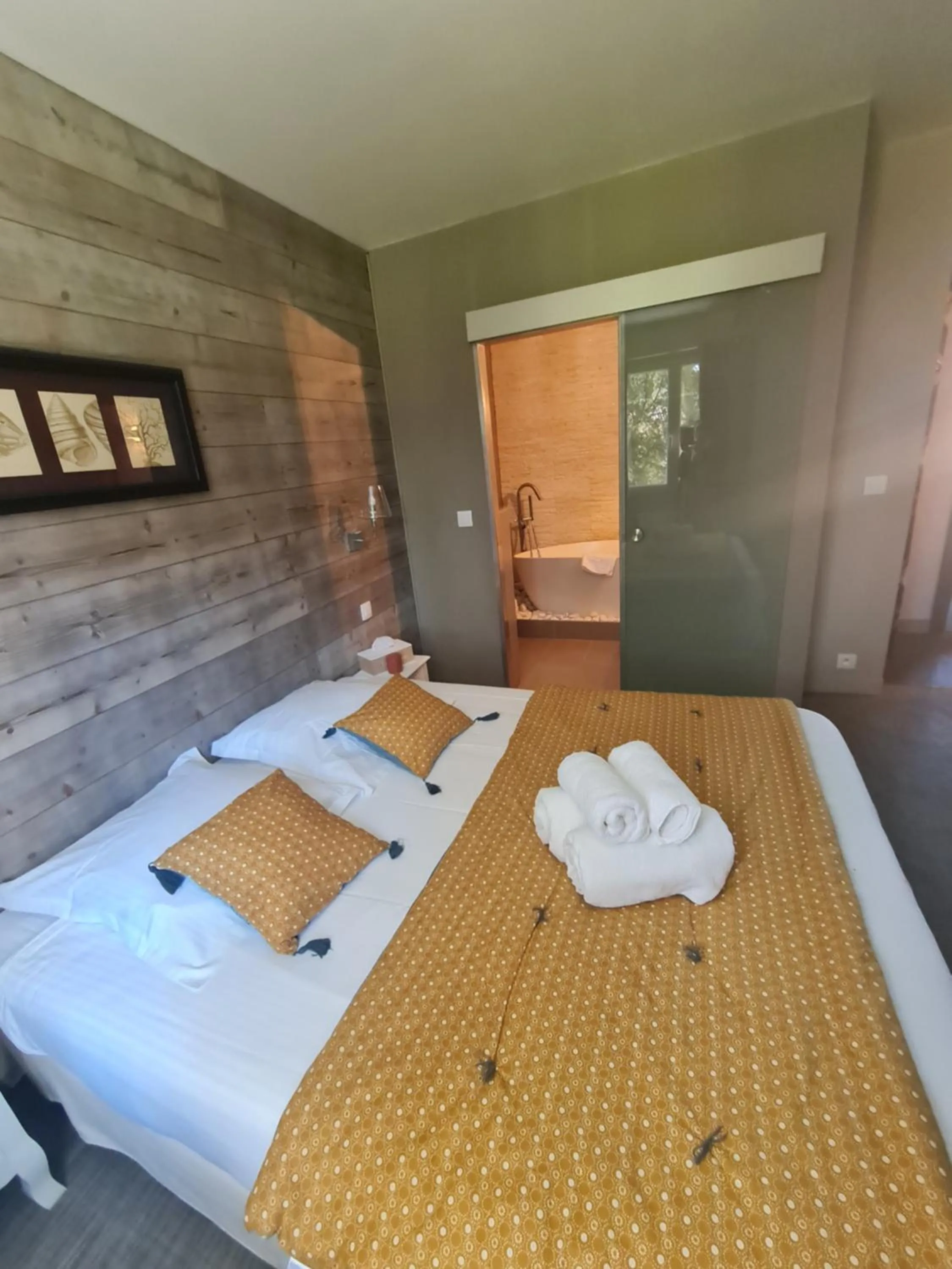 Bed in Hôtel Le Sens