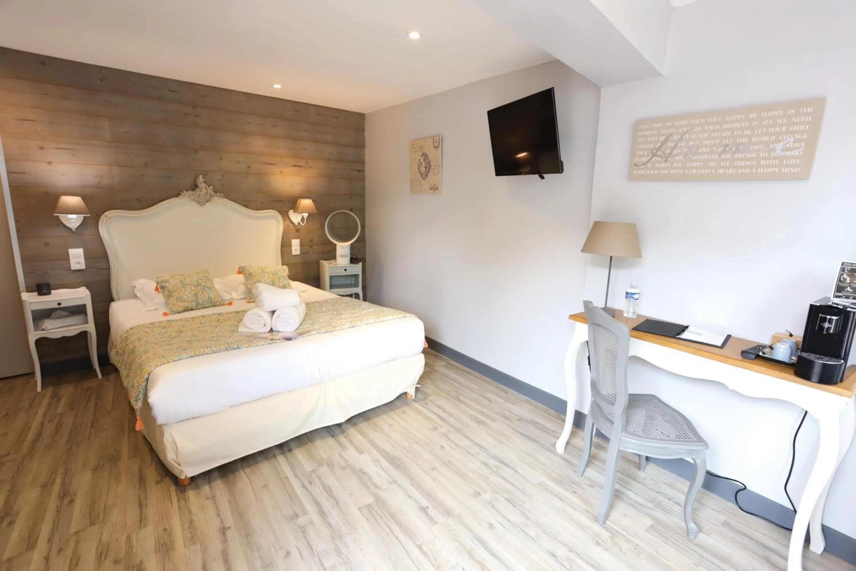 Bed in Hôtel Le Sens