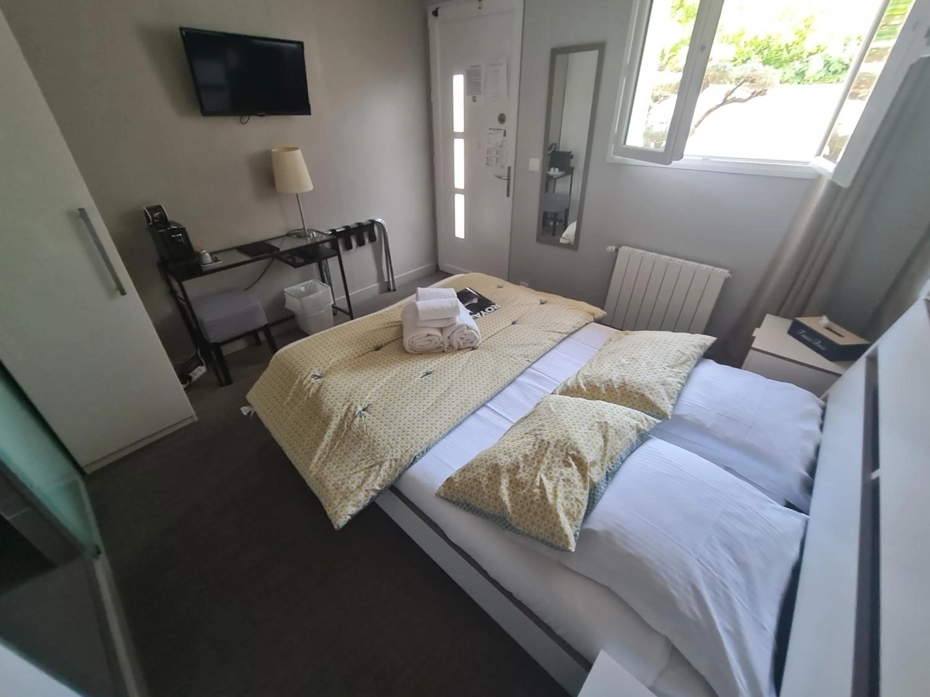 Bed in Hôtel Le Sens