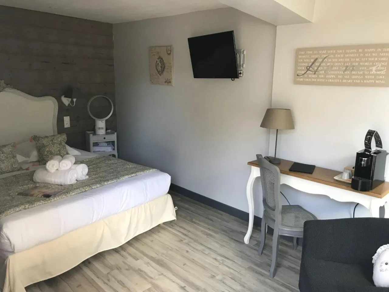 Bed in Hôtel Le Sens
