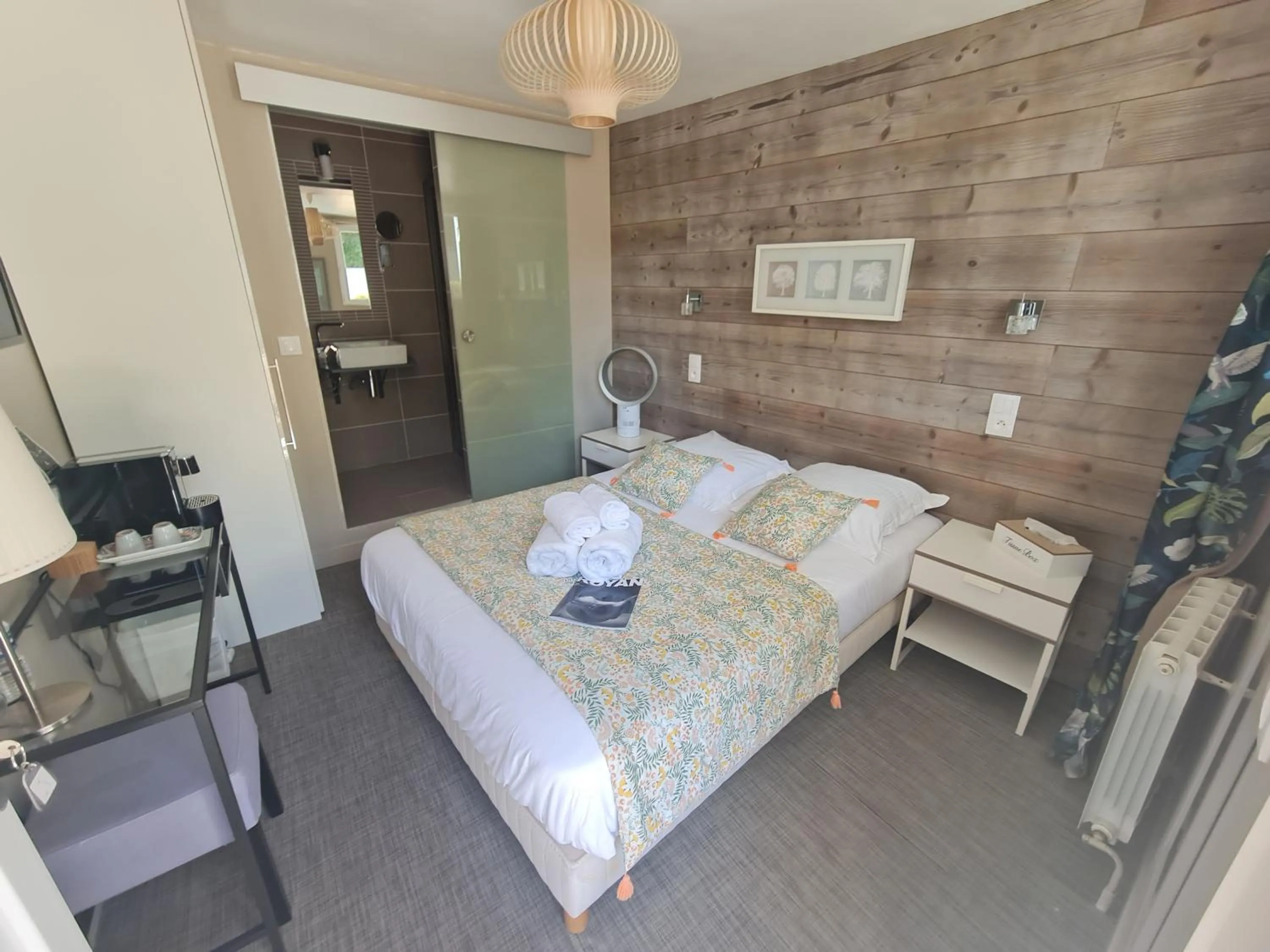 Bed in Hôtel Le Sens