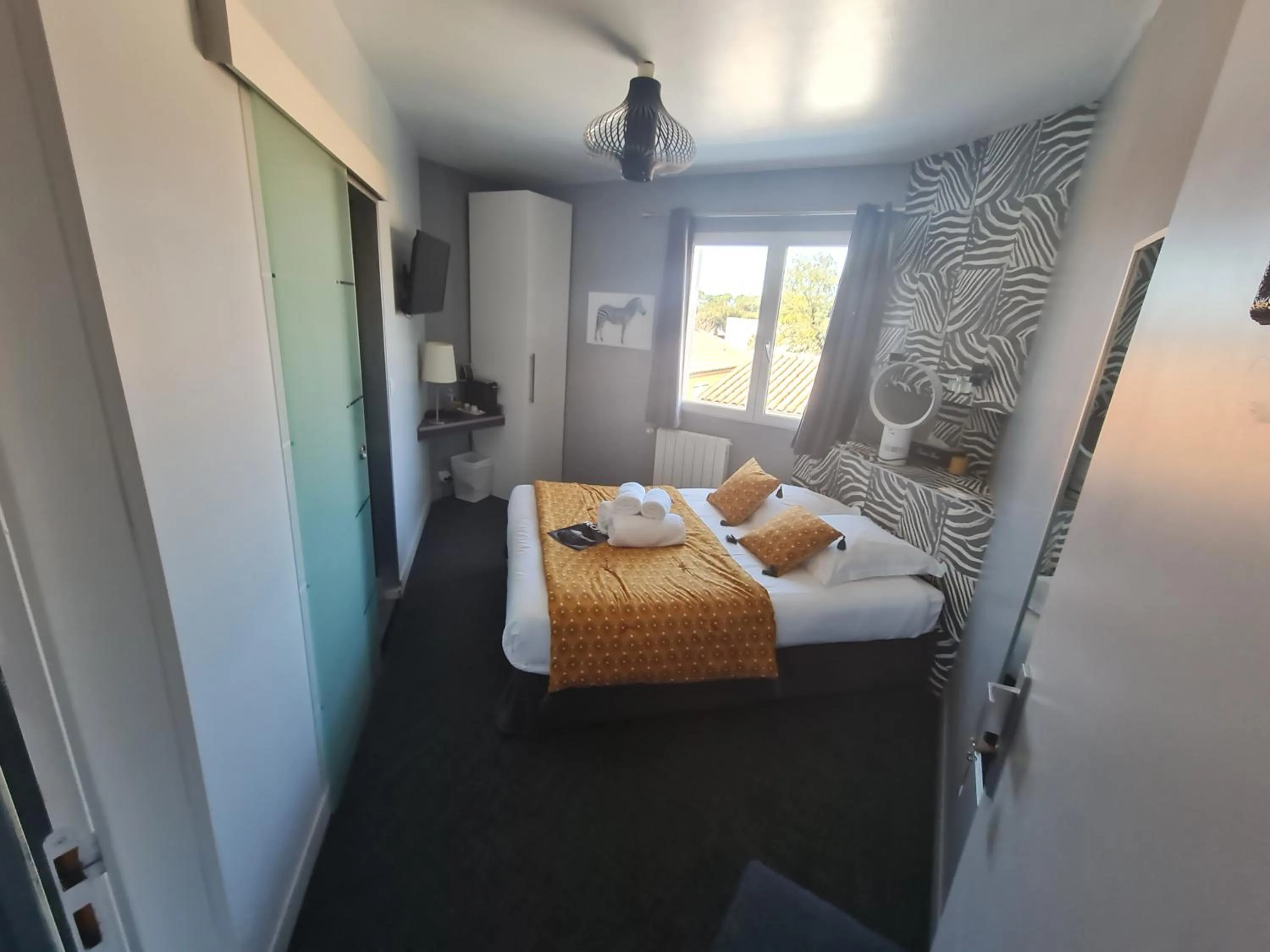 Bed in Hôtel Le Sens