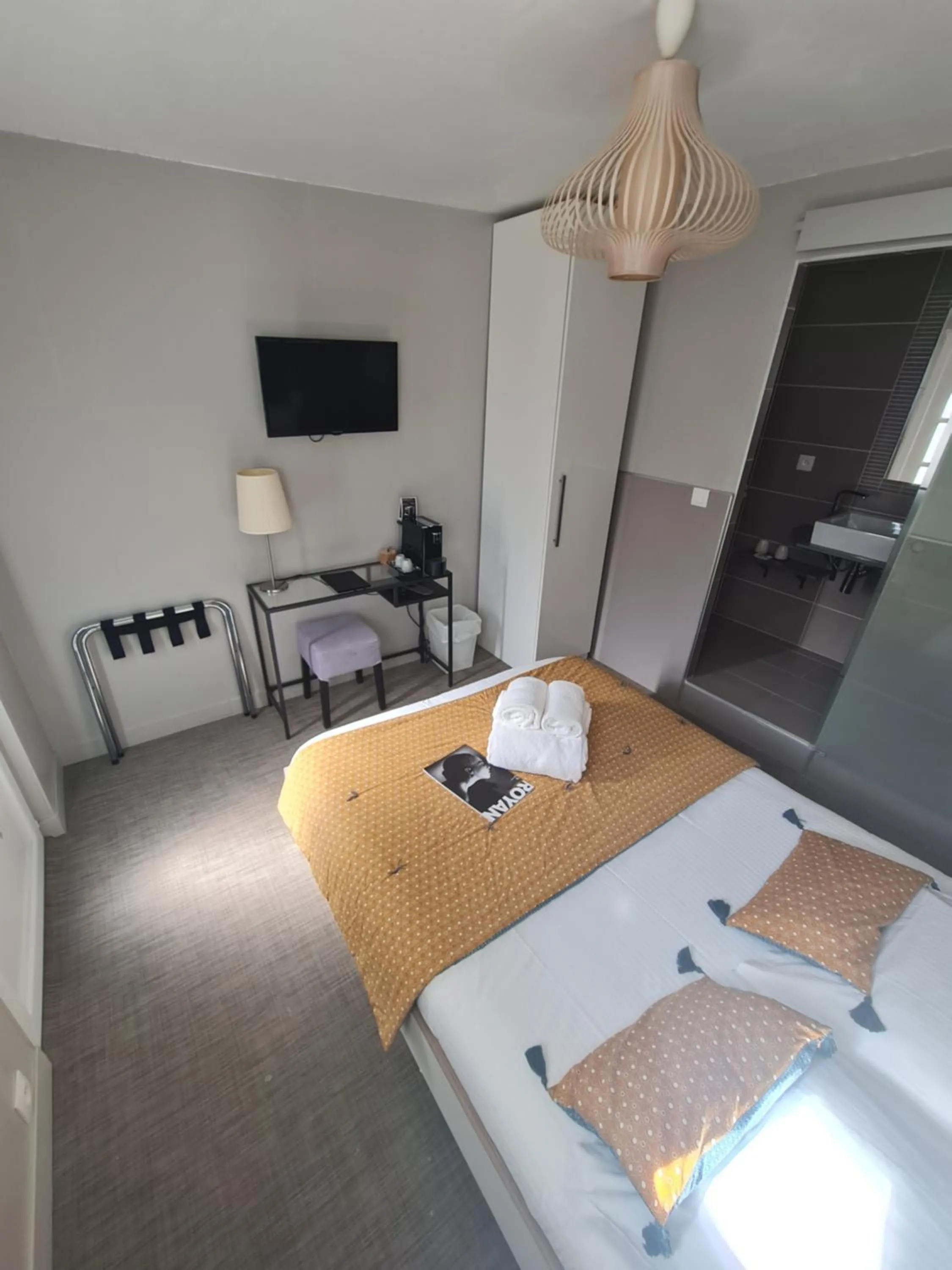 Bed in Hôtel Le Sens