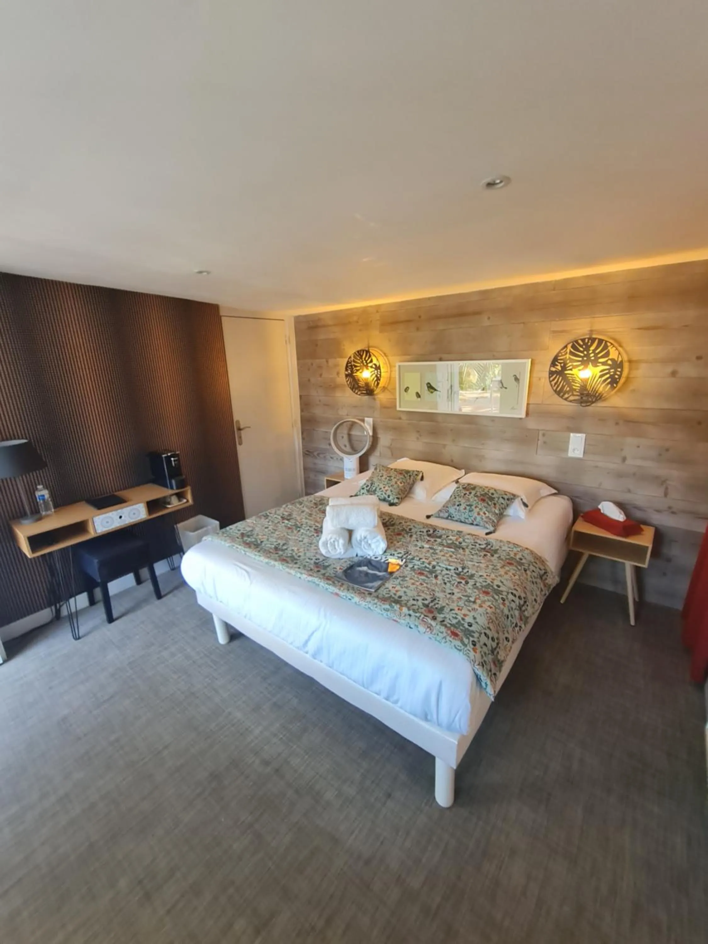 Bed in Hôtel Le Sens