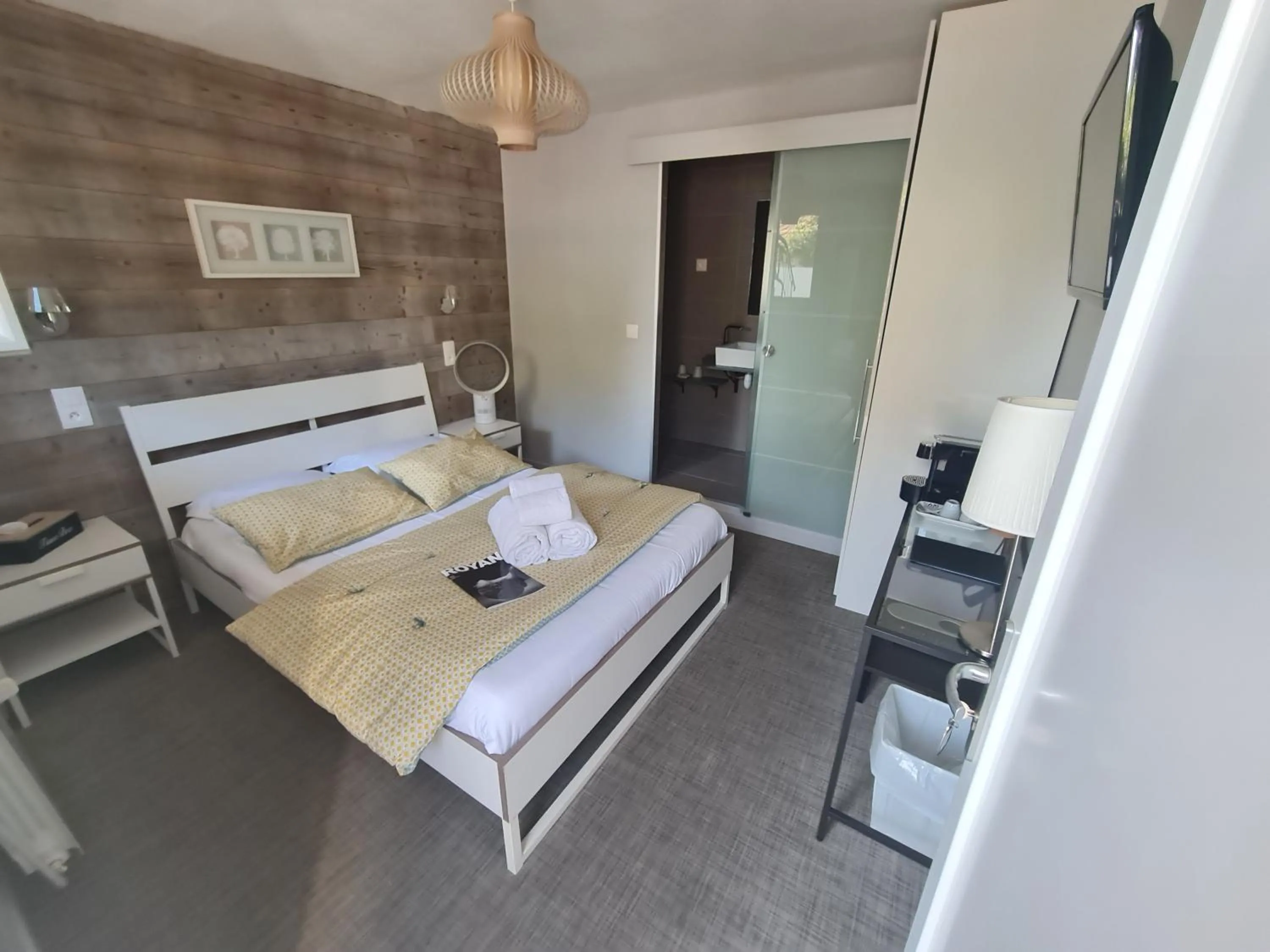 Photo of the whole room, Bed in Hôtel Le Sens
