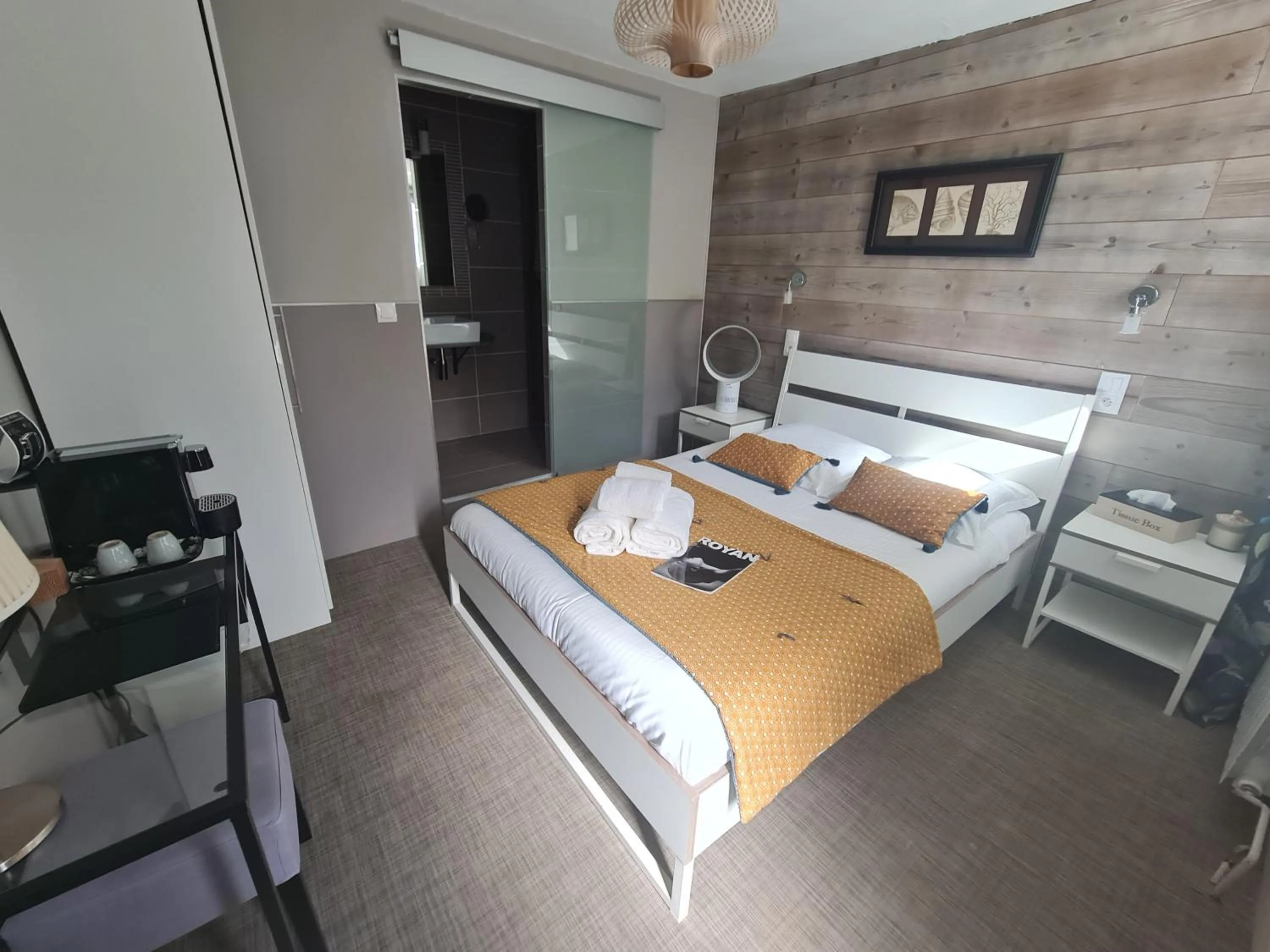 Bed in Hôtel Le Sens