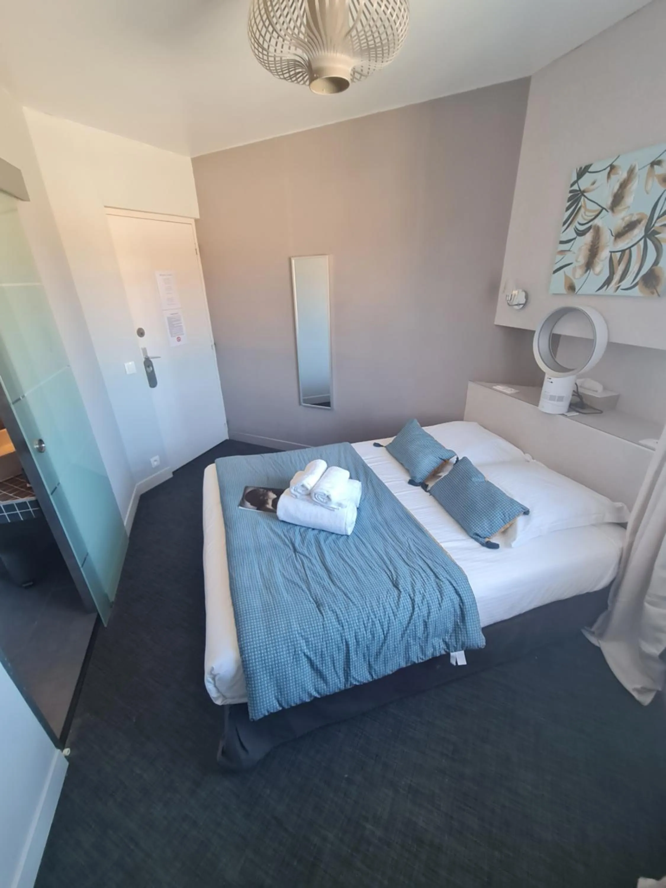 Bed in Hôtel Le Sens