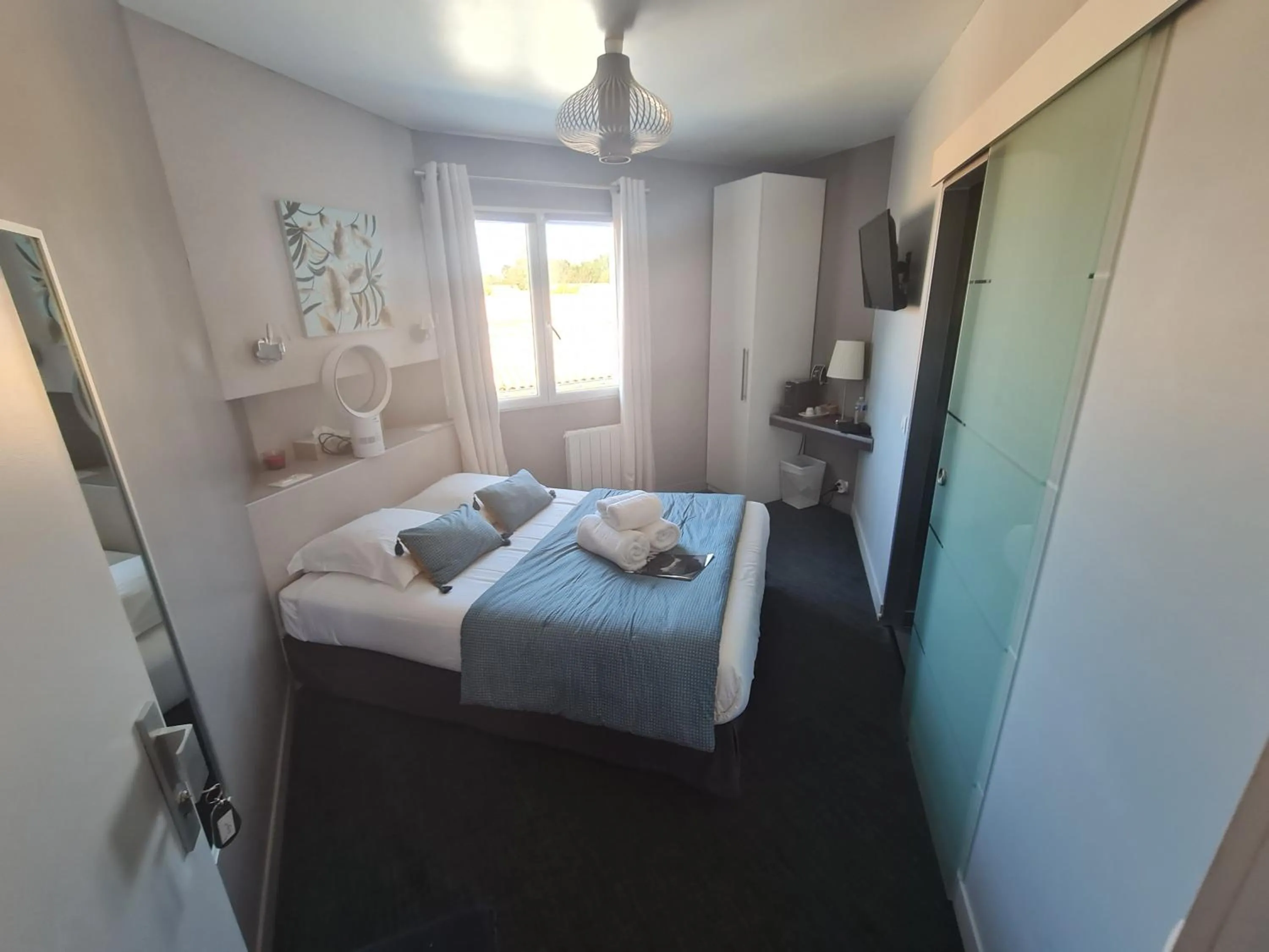 Bed in Hôtel Le Sens