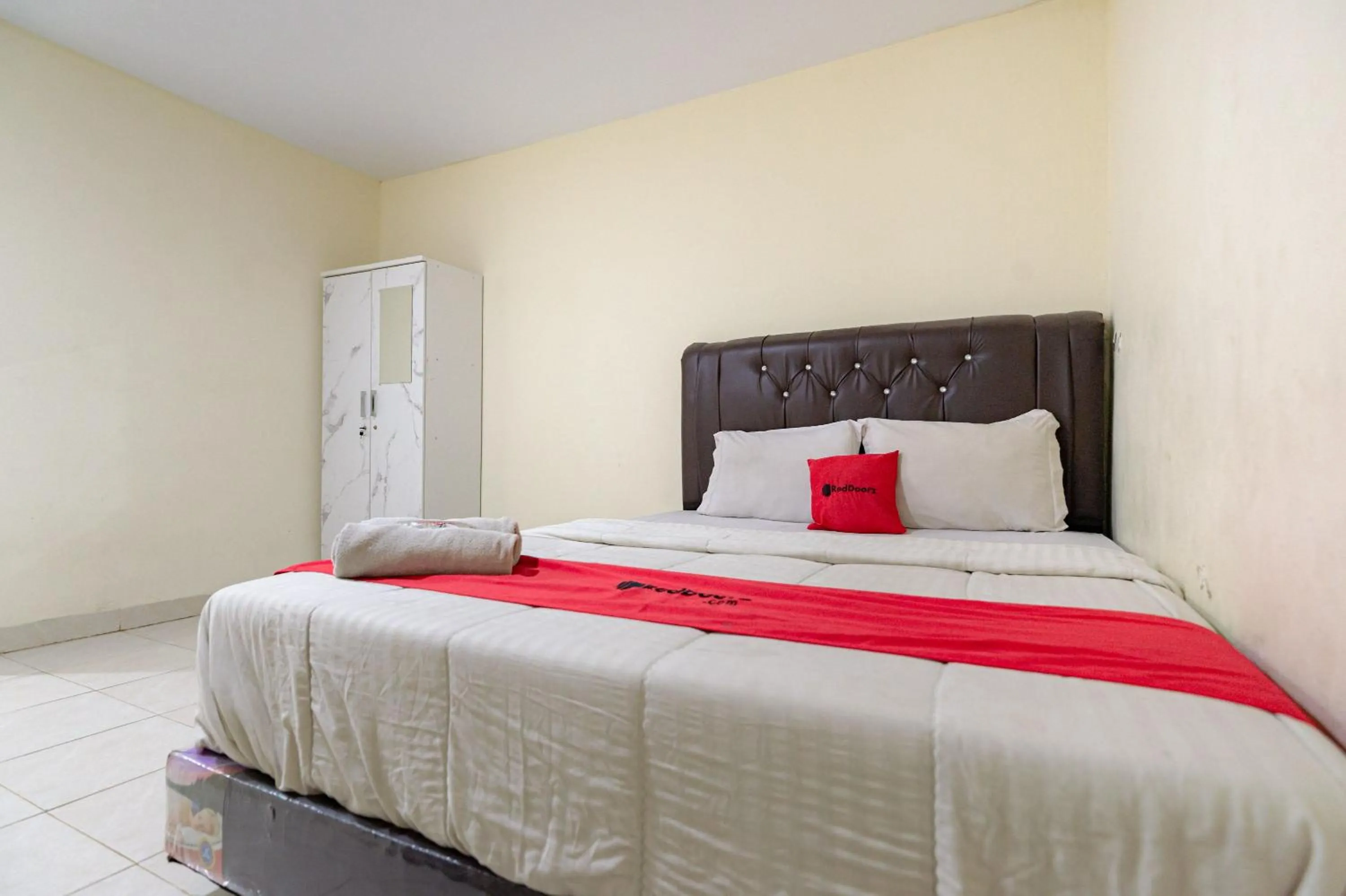 Bedroom, Bed in RedDoorz @ Medan Johor 2