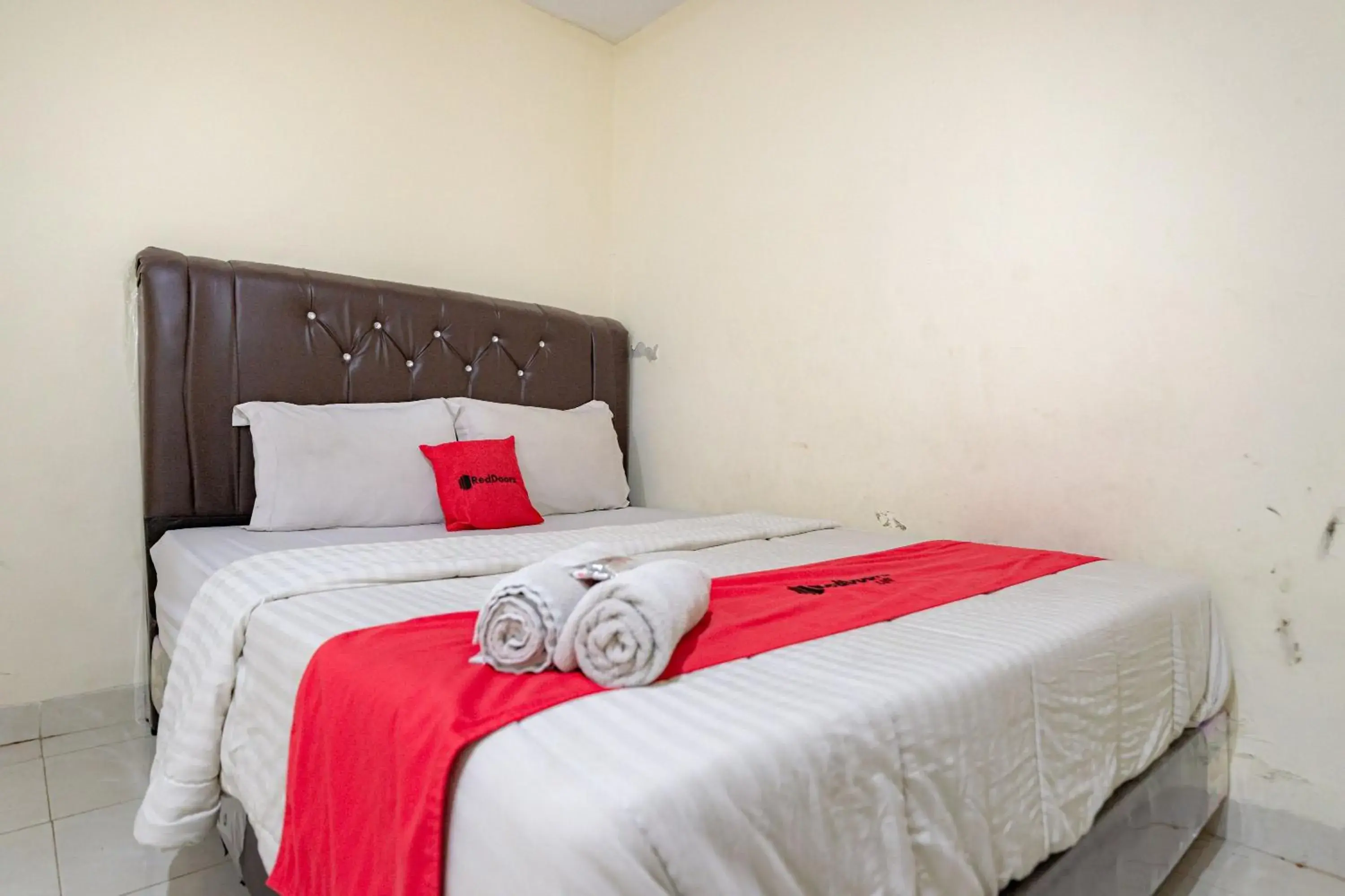 Bedroom, Bed in RedDoorz @ Medan Johor 2 Bedroom, Bed in RedDoorz @ Medan Johor 2