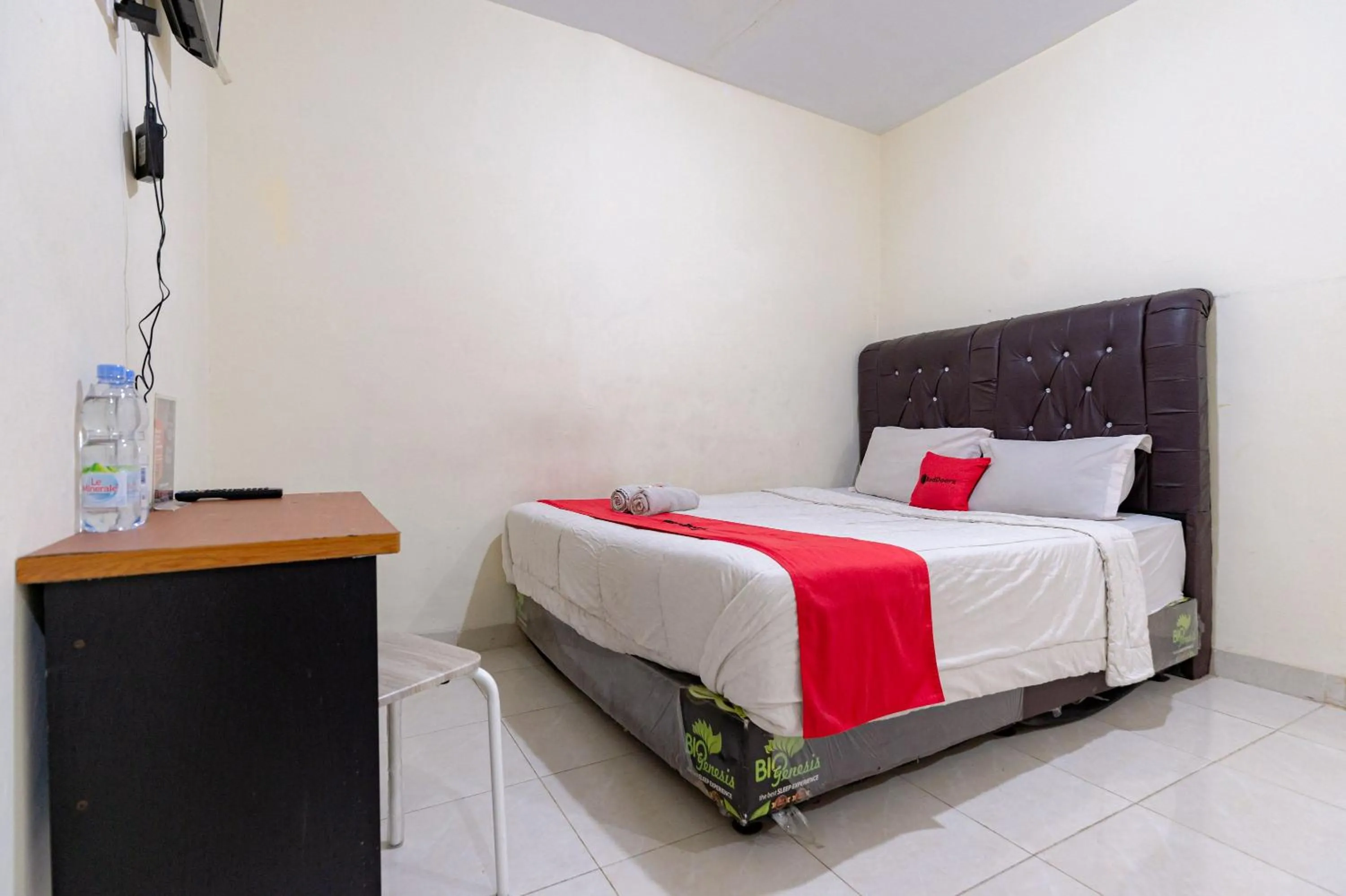 Bedroom, Bed in RedDoorz @ Medan Johor 2