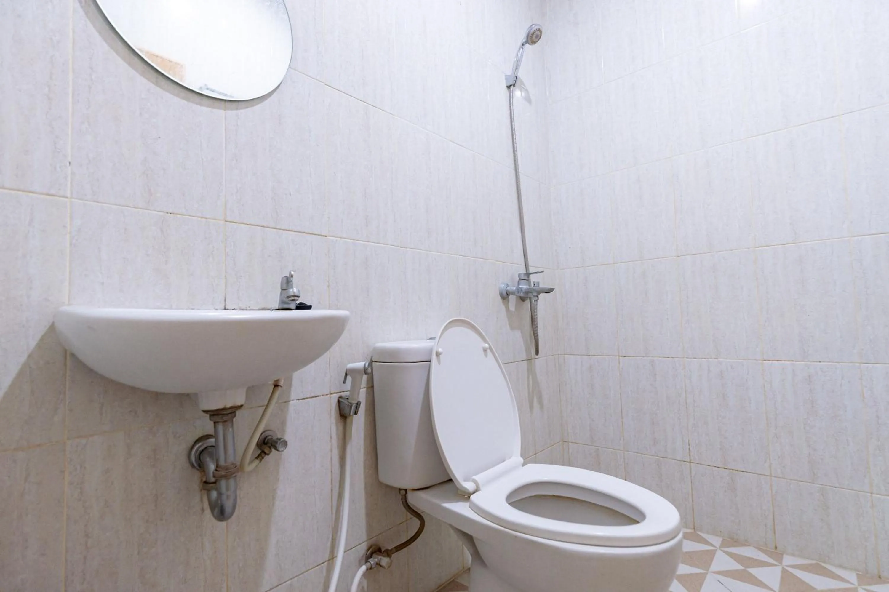 Bathroom in RedDoorz @ Medan Johor 2