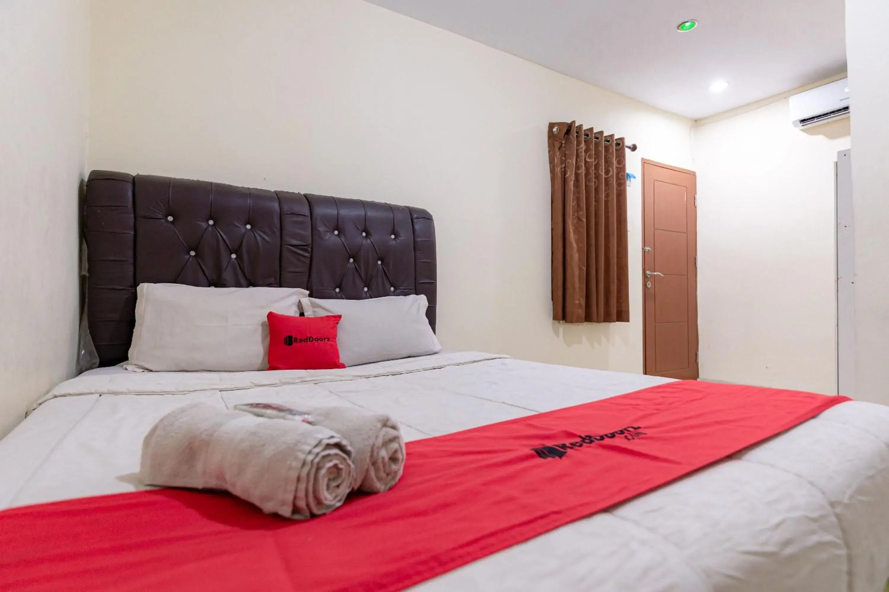 Bedroom, Bed in RedDoorz @ Medan Johor 2 Bedroom, Bed in RedDoorz @ Medan Johor 2