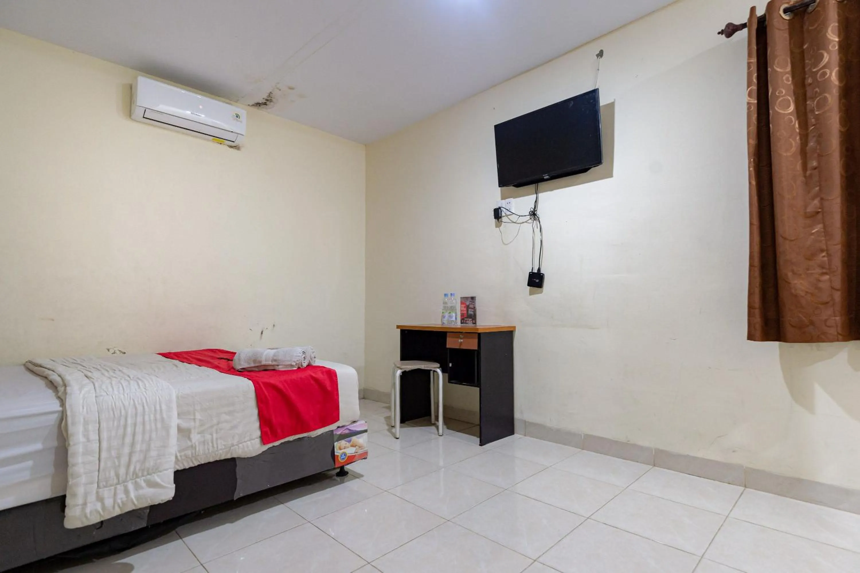 Bedroom, Bed in RedDoorz @ Medan Johor 2