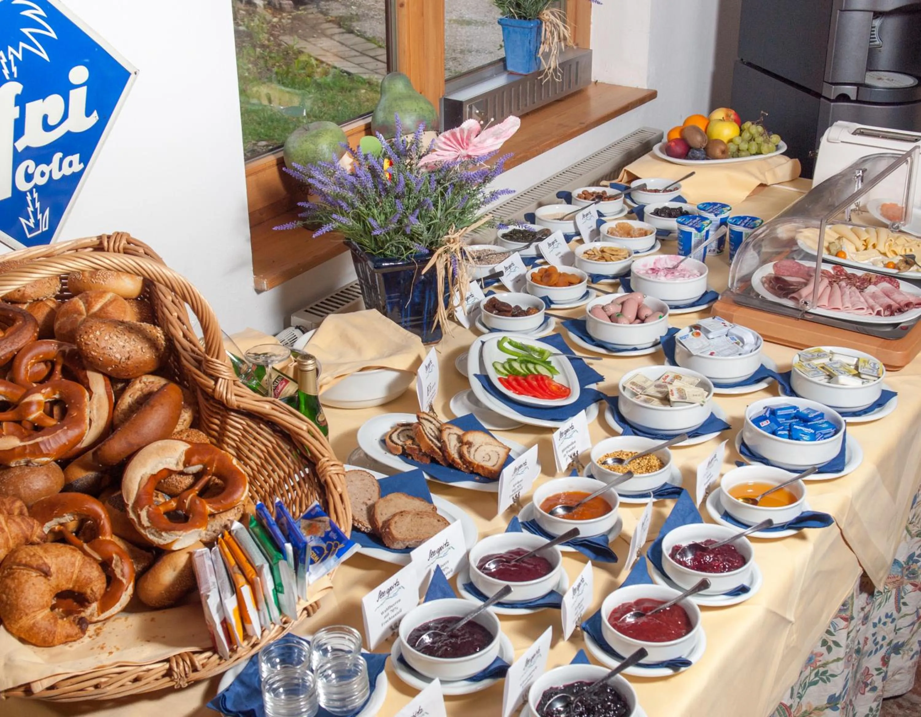 Buffet breakfast in Appartement-Hotel Seespitz