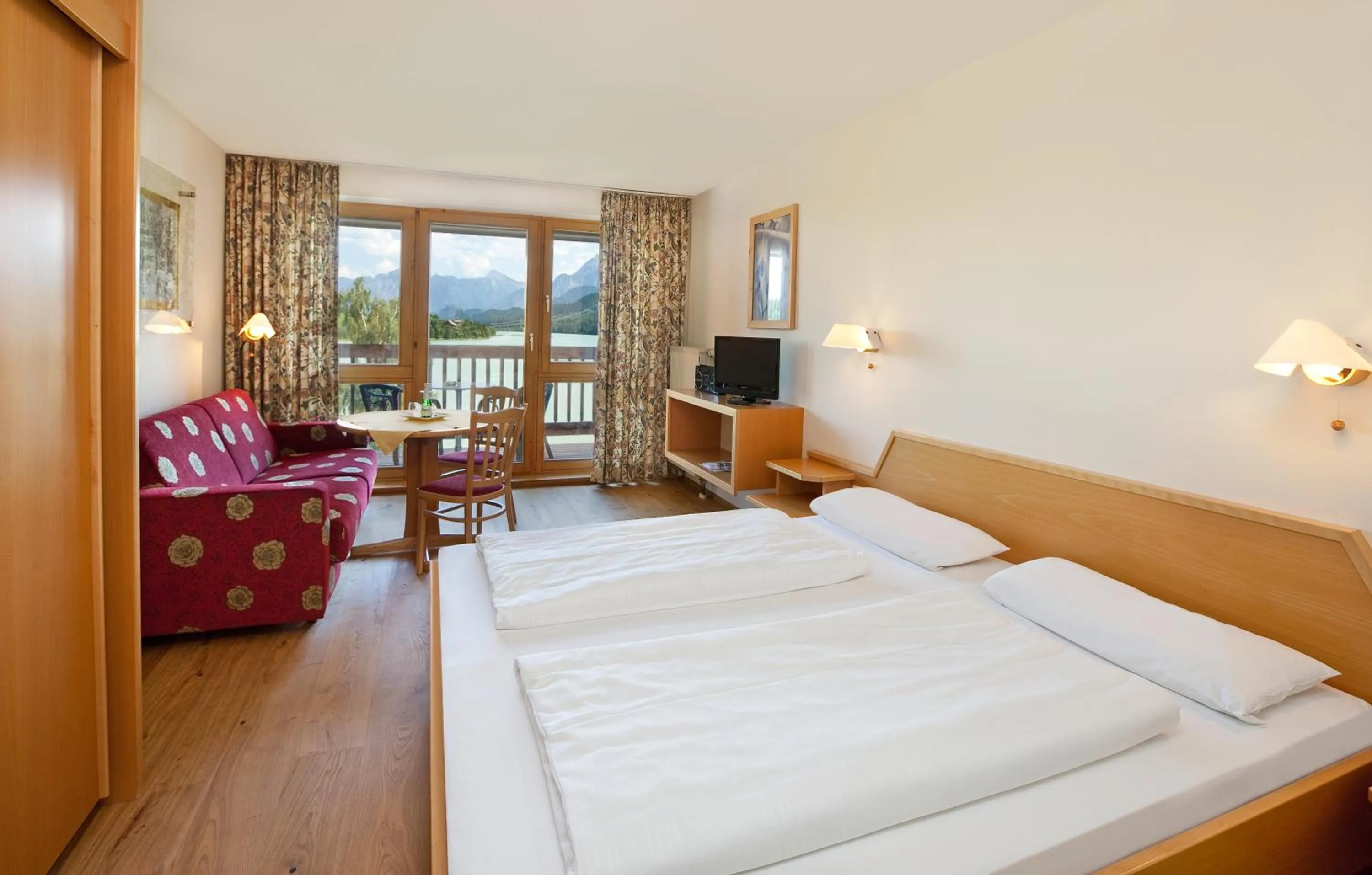 Photo of the whole room, Bed in Appartement-Hotel Seespitz