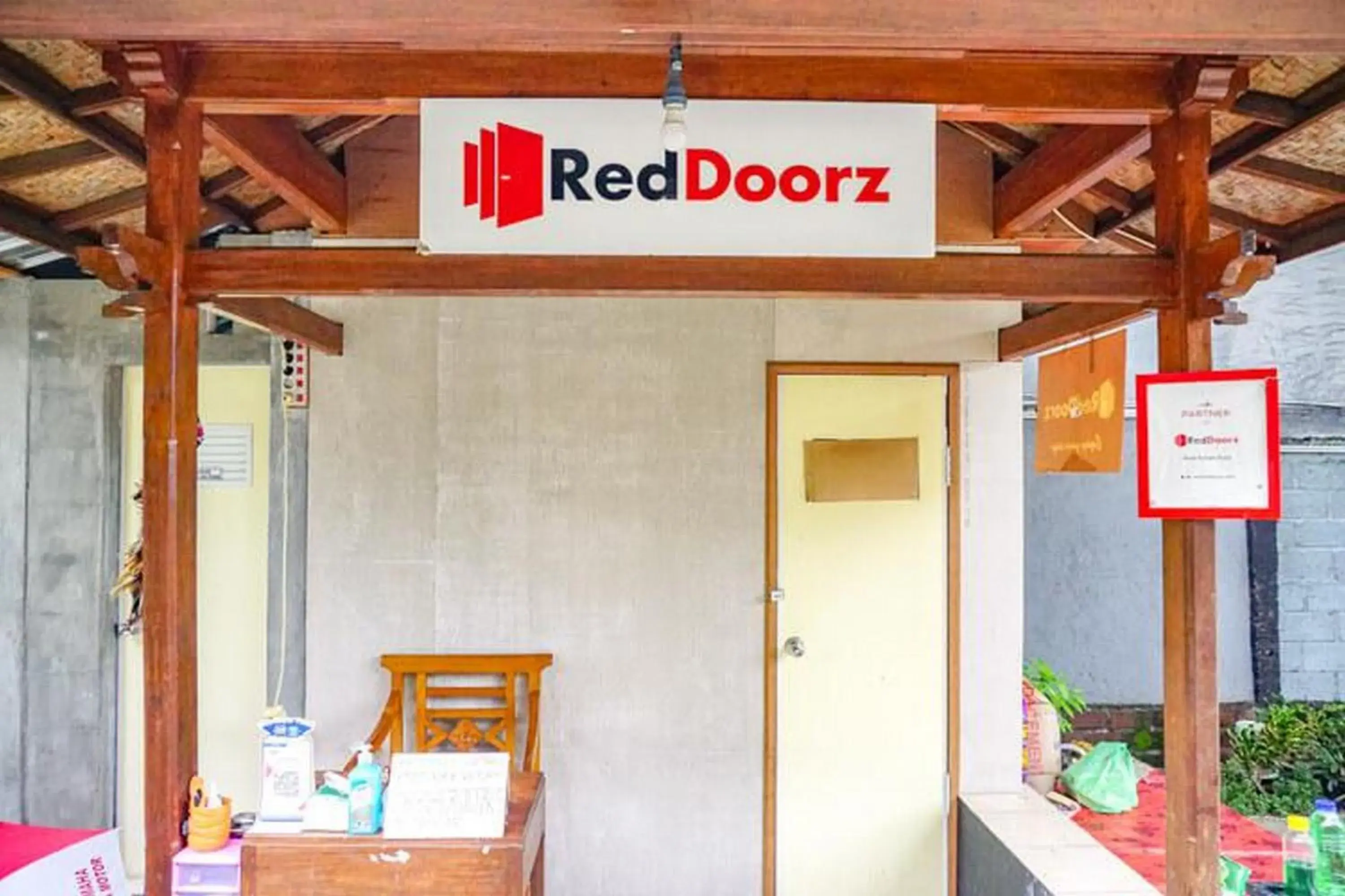 Seating area in RedDoorz near Penimbangan Beach Singaraja Seating area in RedDoorz near Penimbangan Beach Singaraja