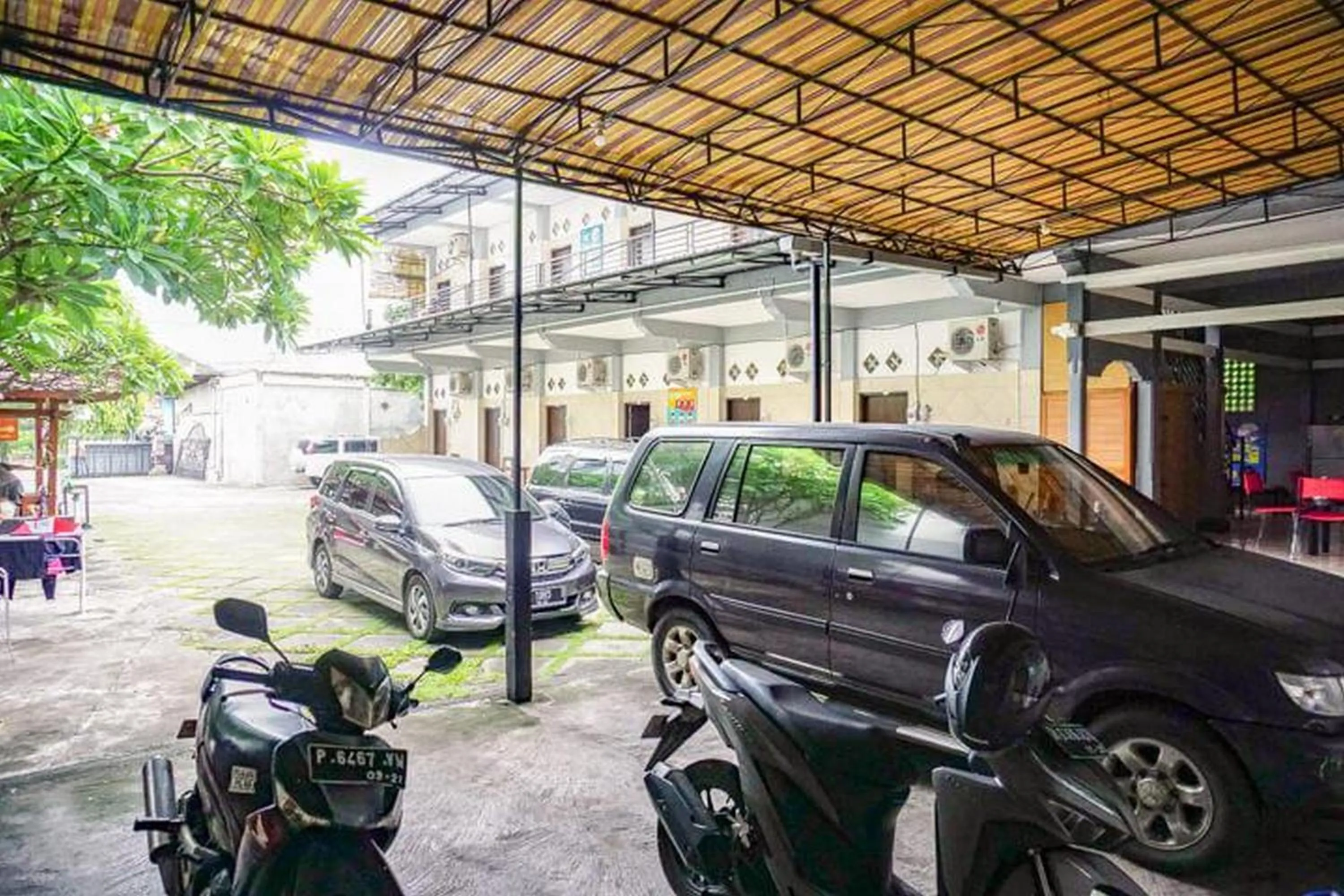 Parking in RedDoorz near Penimbangan Beach Singaraja