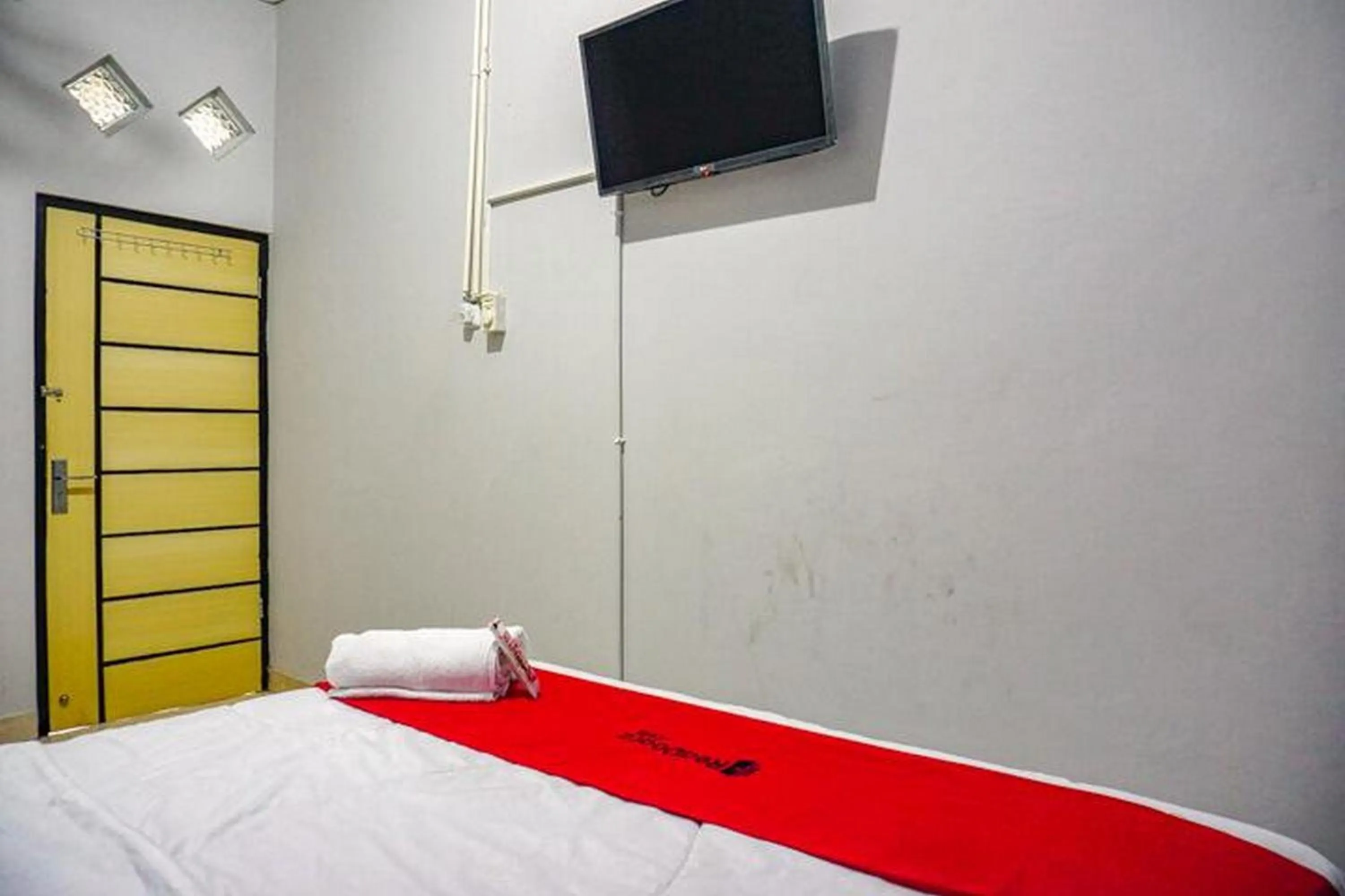 Bedroom, Bed in RedDoorz near Penimbangan Beach Singaraja