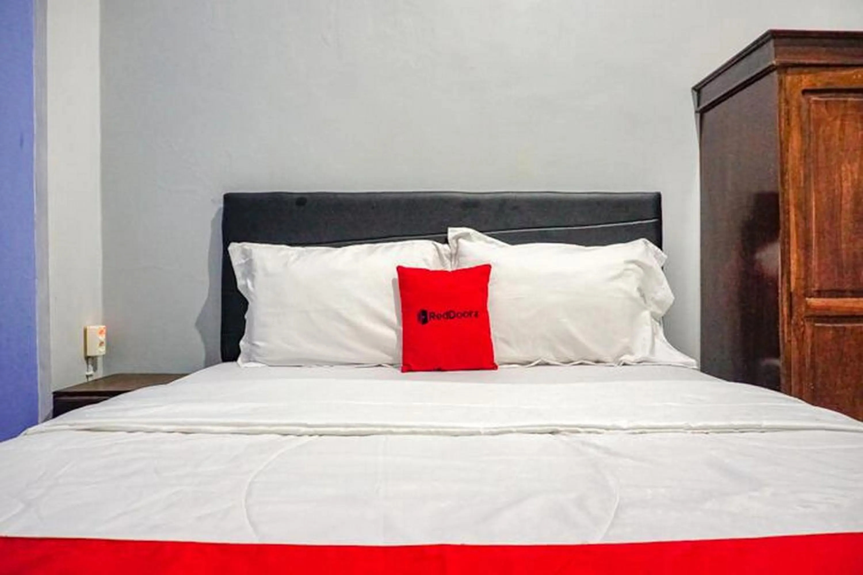 Bedroom, Bed in RedDoorz near Penimbangan Beach Singaraja