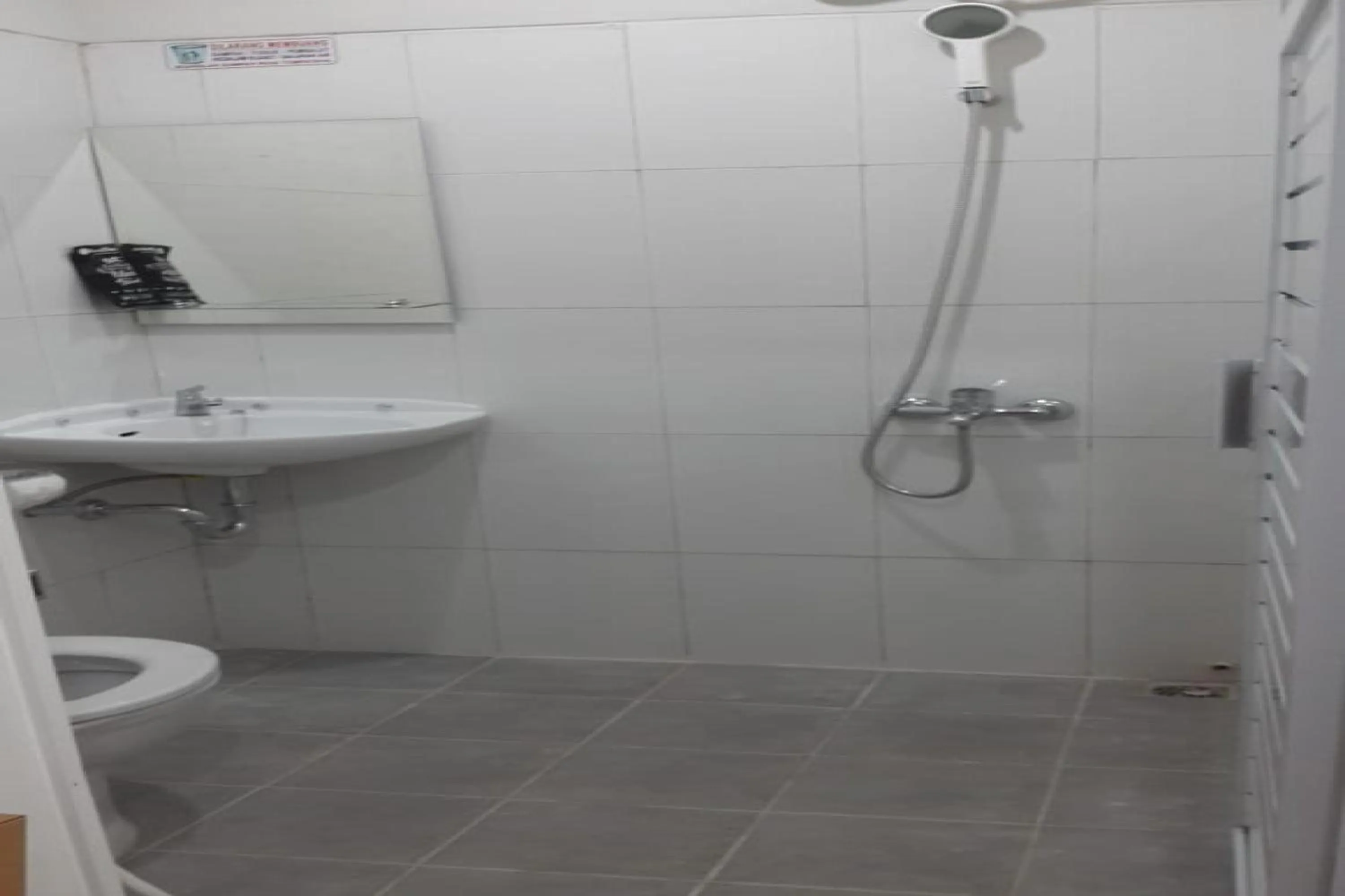 Bathroom in RedDoorz Syariah near UNSOED