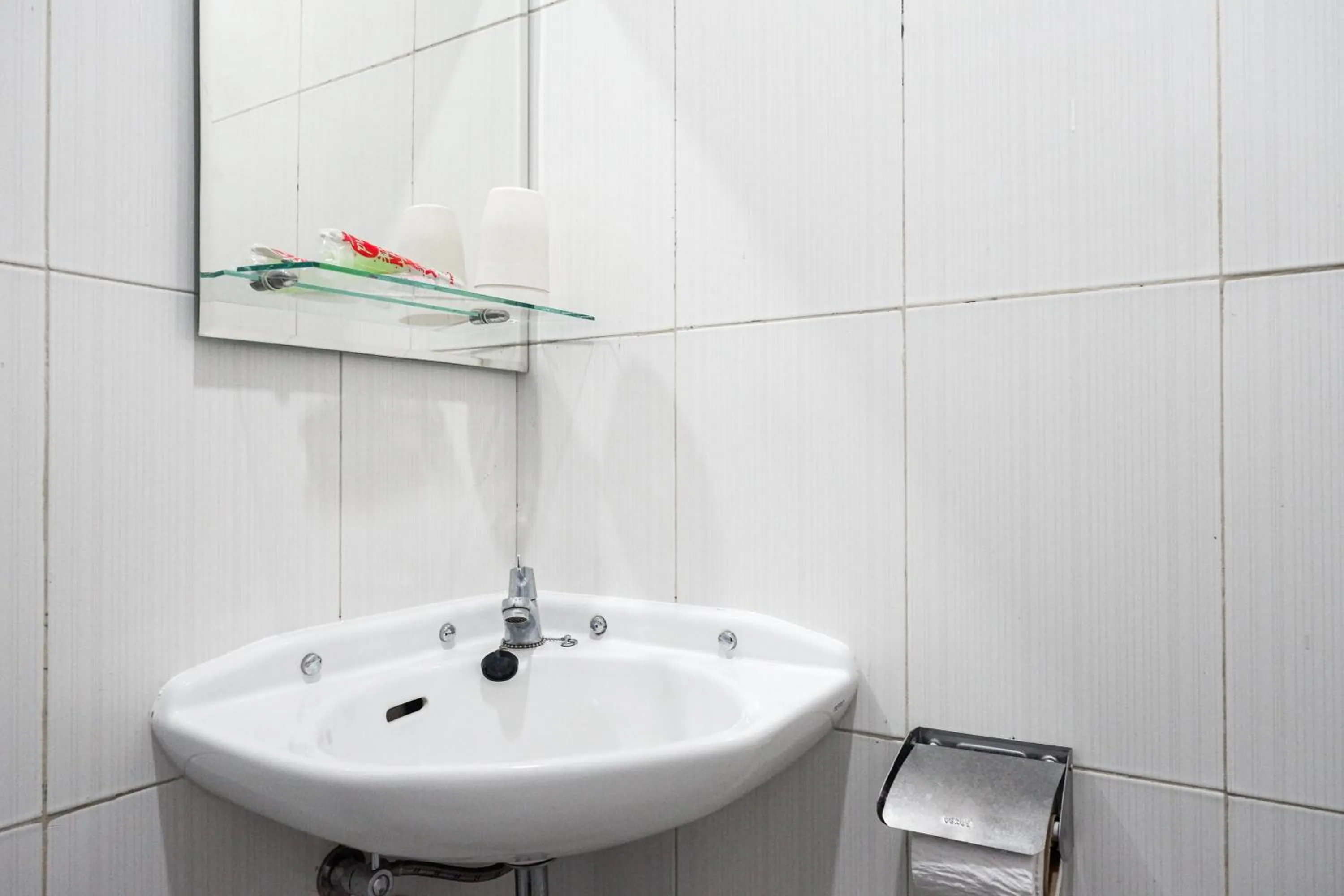 Bathroom in RedDoorz Syariah near UNSOED