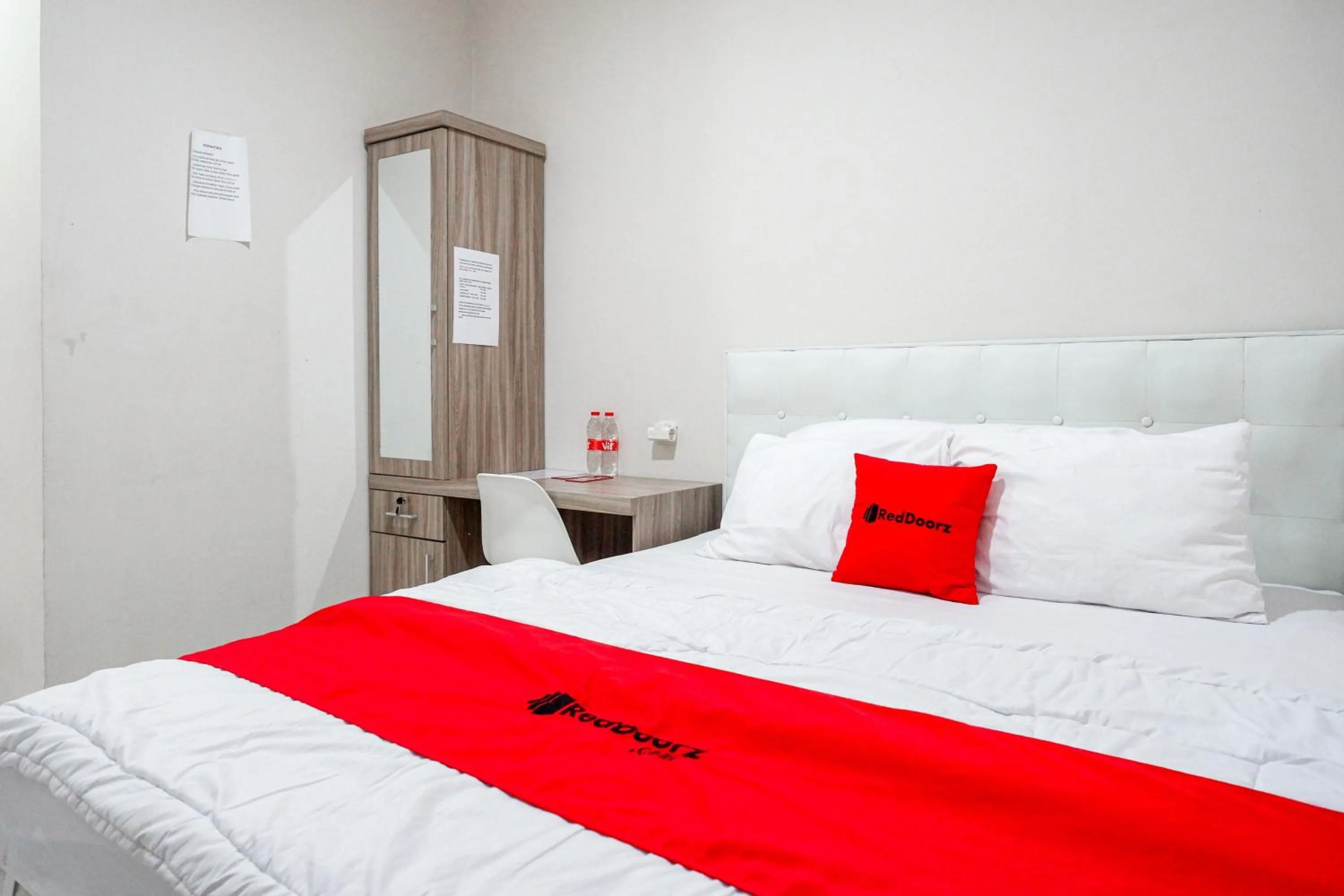 Bedroom, Bed in RedDoorz Syariah near UNSOED